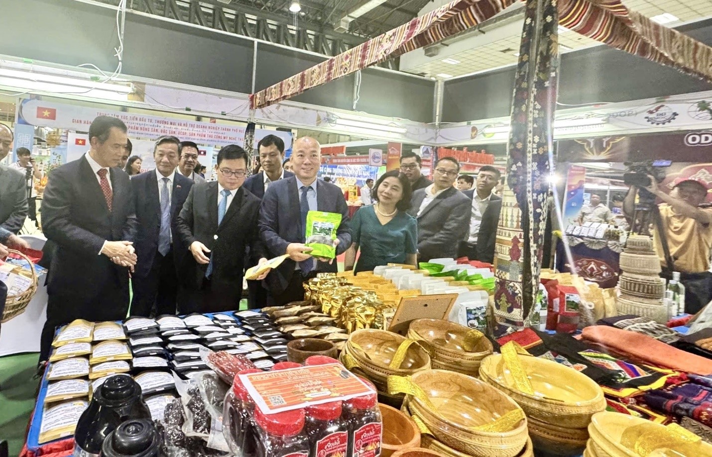 Mở rộng thị trường, quảng bá sản phẩm thế mạnh của hai nước Việt Nam, Lào- Ảnh 2. Mở rộng thị trường, quảng bá sản phẩm thế mạnh của hai nước Việt Nam, Lào- Ảnh 2.