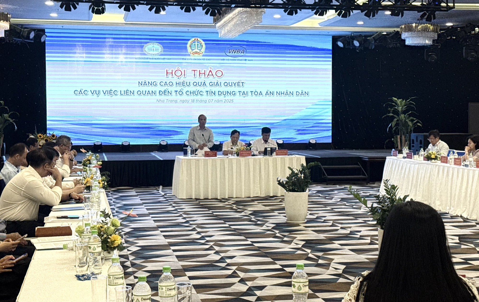 Các ngân hàng phối hợp chặt chẽ với Tòa án gỡ vướng xử lý nợ xấu- Ảnh 1. Các ngân hàng phối hợp chặt chẽ với Tòa án gỡ vướng xử lý nợ xấu- Ảnh 1.
