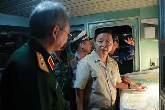 CẬP NHẬT: Chạy đua với thời gian cứu hộ vụ đắm tàu du lịch trên Vịnh Hạ Long- Ảnh 1. CẬP NHẬT: Chạy đua với thời gian cứu hộ vụ đắm tàu du lịch trên Vịnh Hạ Long- Ảnh 1.