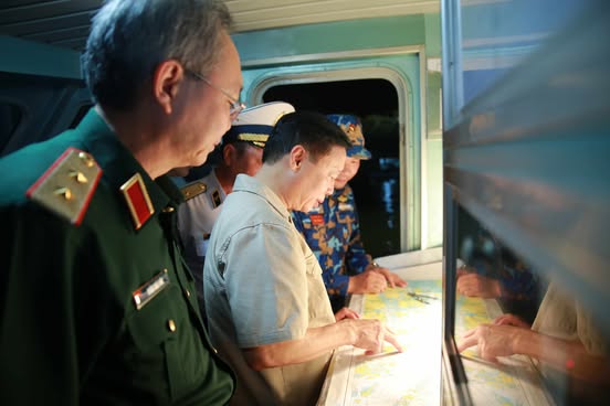 CẬP NHẬT: Chạy đua với thời gian cứu hộ vụ đắm tàu du lịch trên Vịnh Hạ Long- Ảnh 3. CẬP NHẬT: Chạy đua với thời gian cứu hộ vụ đắm tàu du lịch trên Vịnh Hạ Long- Ảnh 3.