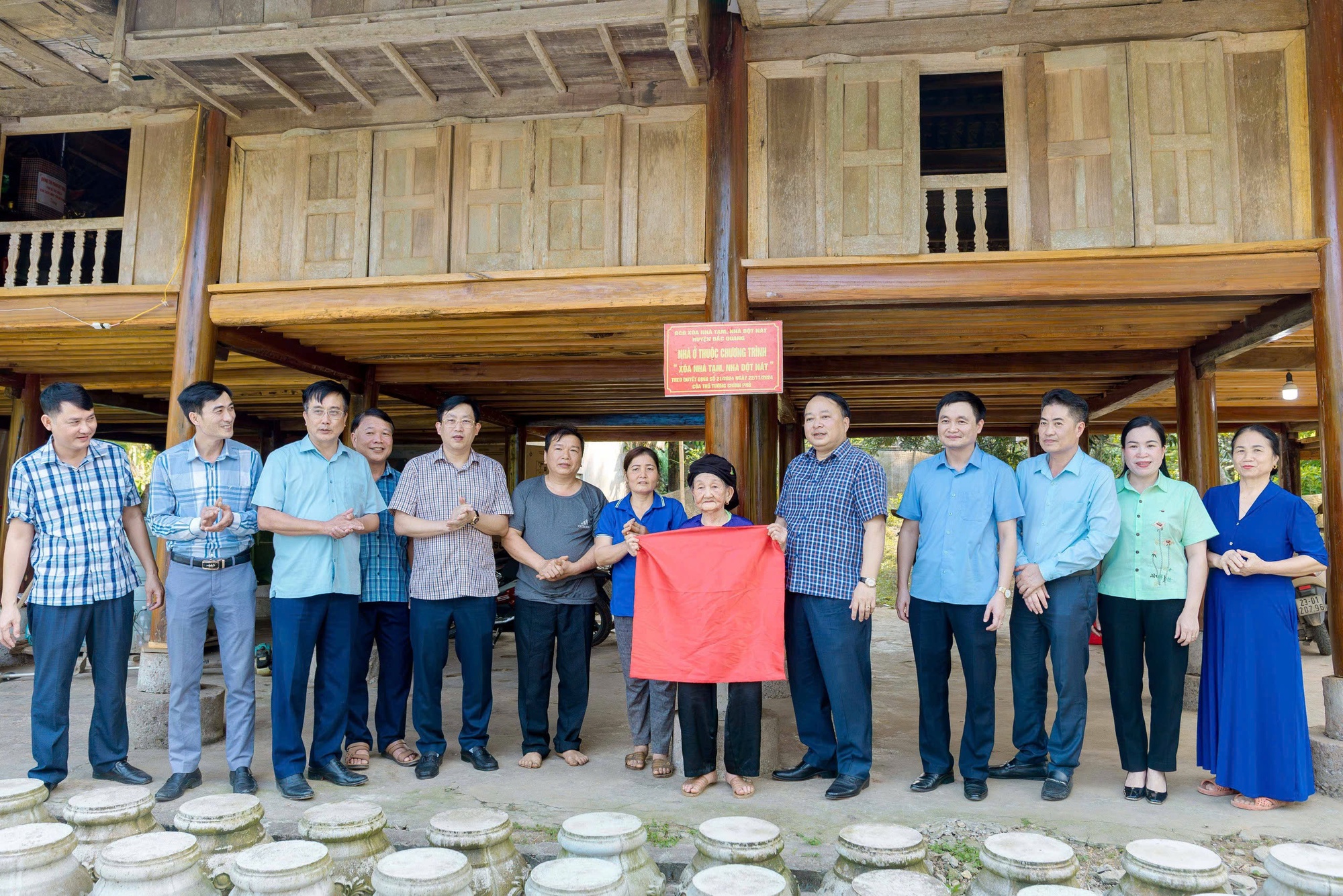 Tuyên Quang sớm hoàn thành xóa nhà tạm cho người có công - món quà ý nghĩa trước 27/7- Ảnh 1. Tuyên Quang sớm hoàn thành xóa nhà tạm cho người có công - món quà ý nghĩa trước 27/7- Ảnh 1.