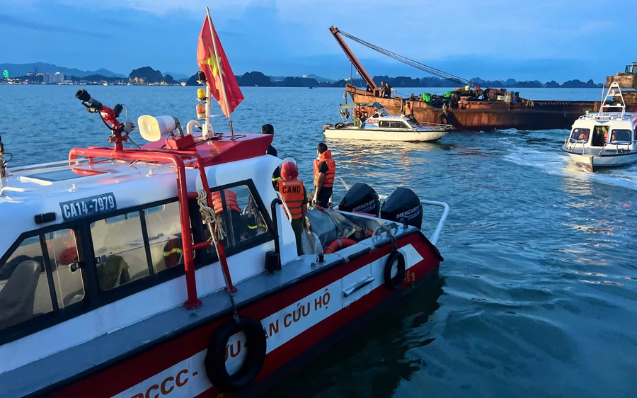 Cấp cứu, điều trị kịp thời các nạn nhân vụ đắm tàu du lịch tại Quảng Ninh- Ảnh 1.