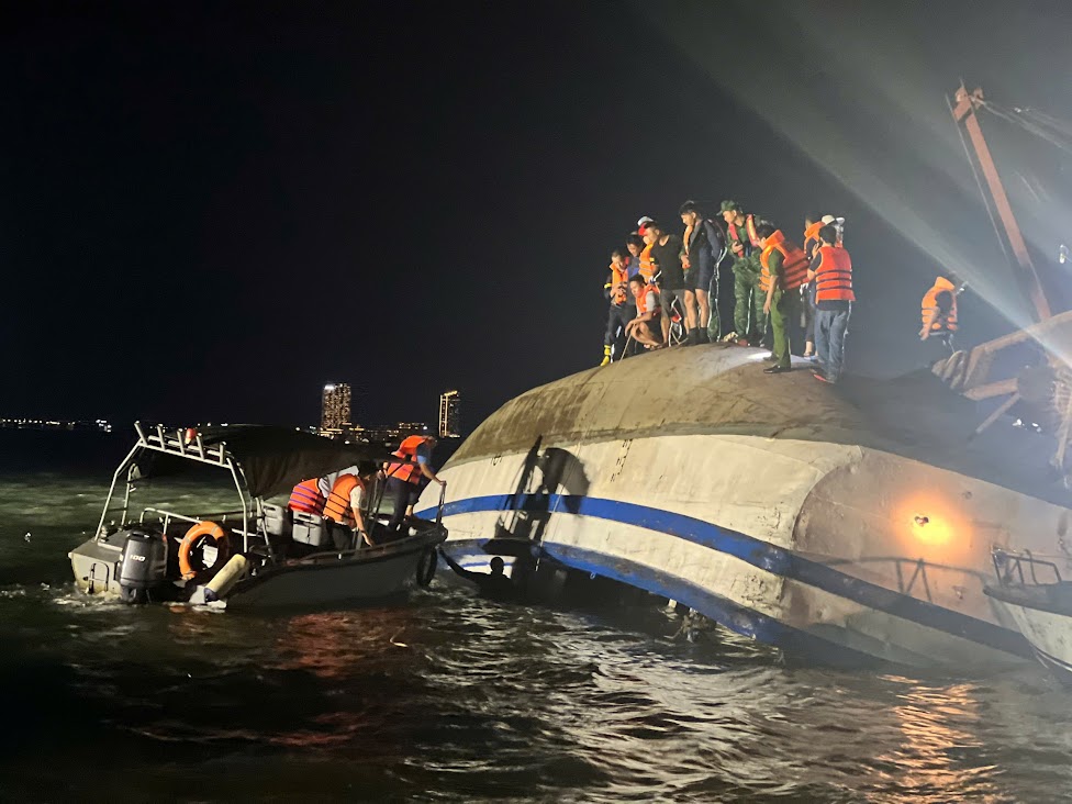 CẬP NHẬT: Chạy đua với thời gian cứu hộ vụ đắm tàu du lịch trên Vịnh Hạ Long- Ảnh 5. CẬP NHẬT: Chạy đua với thời gian cứu hộ vụ đắm tàu du lịch trên Vịnh Hạ Long- Ảnh 5.