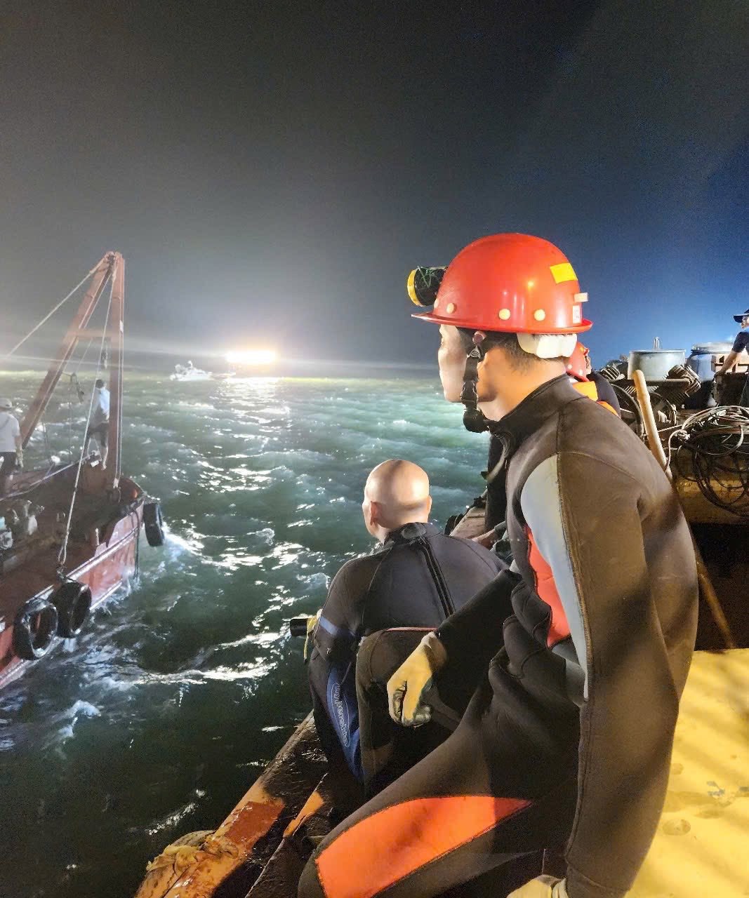 Trung tâm Cấp cứu mỏ - Vinacomin tham gia cứu nạn vụ tàu du lịch bị lật trên Vịnh Hạ Long- Ảnh 2.