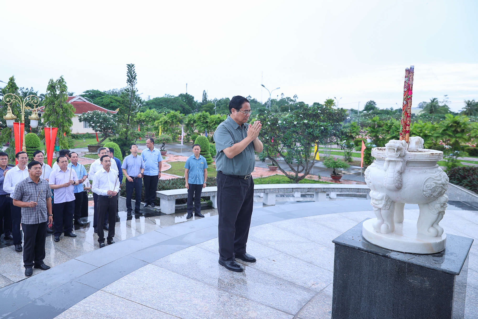 Thủ tướng tưởng niệm, tri ân các anh hùng liệt sĩ, người có công tại tỉnh An Giang- Ảnh 1. Thủ tướng tưởng niệm, tri ân các anh hùng liệt sĩ, người có công tại tỉnh An Giang- Ảnh 1.