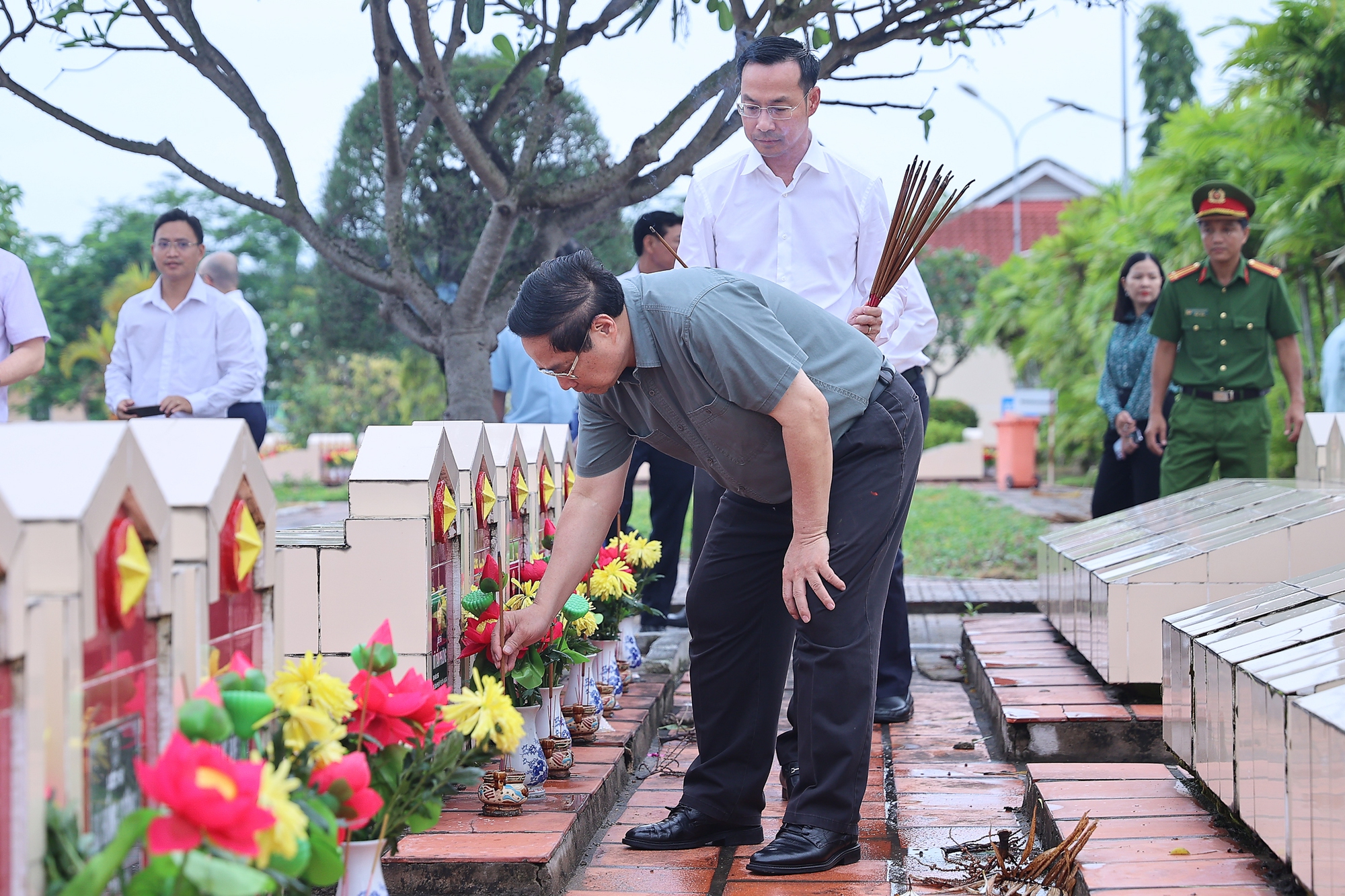 Thủ tướng tưởng niệm, tri ân các anh hùng liệt sĩ, người có công tại tỉnh An Giang- Ảnh 2. Thủ tướng tưởng niệm, tri ân các anh hùng liệt sĩ, người có công tại tỉnh An Giang- Ảnh 2.