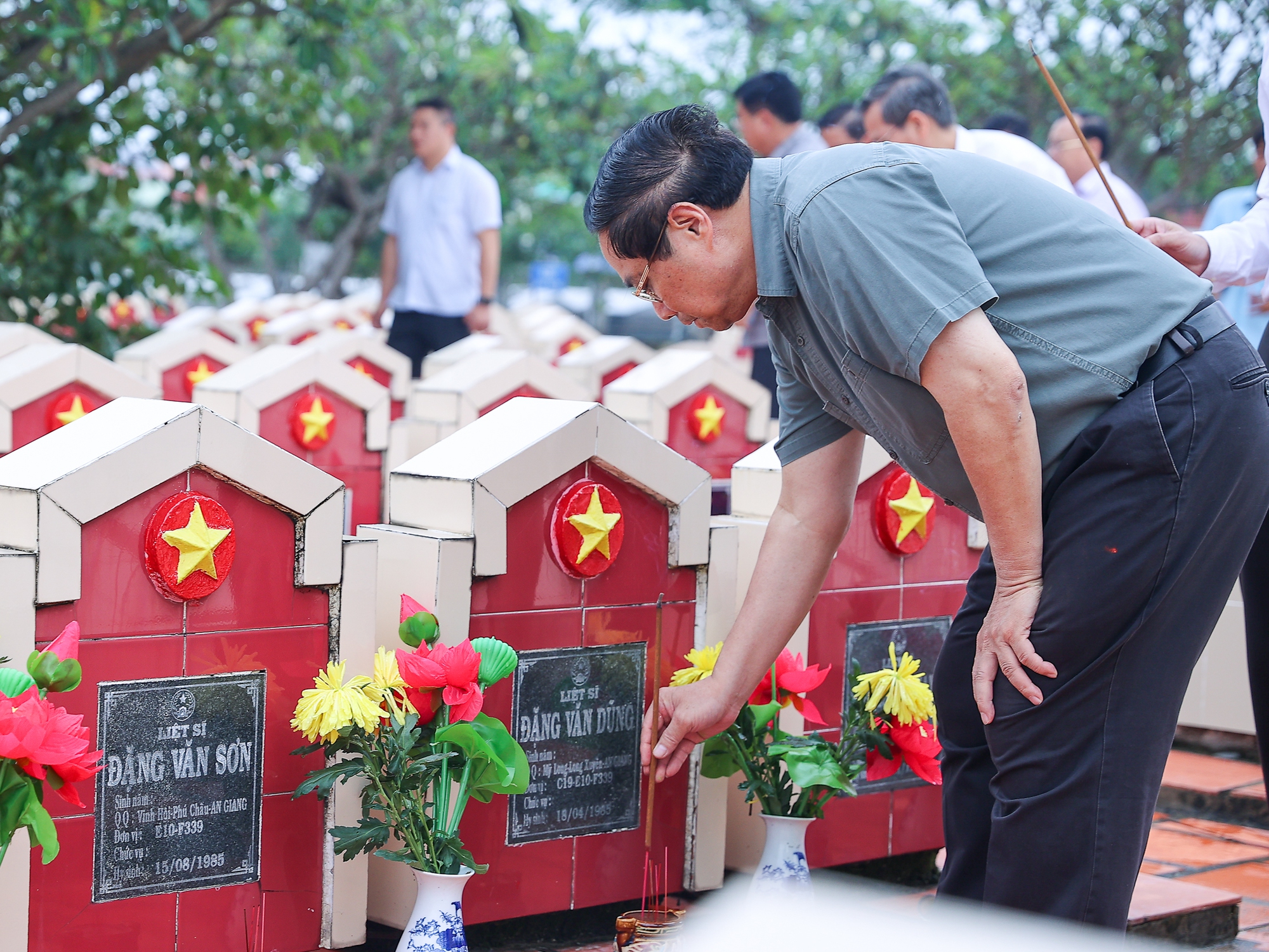 Thủ tướng tưởng niệm, tri ân các anh hùng liệt sĩ, người có công tại tỉnh An Giang- Ảnh 3. Thủ tướng tưởng niệm, tri ân các anh hùng liệt sĩ, người có công tại tỉnh An Giang- Ảnh 3.