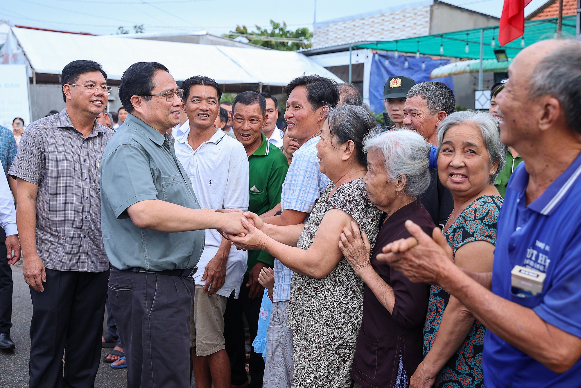 Thủ tướng tưởng niệm, tri ân các anh hùng liệt sĩ, người có công tại tỉnh An Giang- Ảnh 8. Thủ tướng tưởng niệm, tri ân các anh hùng liệt sĩ, người có công tại tỉnh An Giang- Ảnh 8.