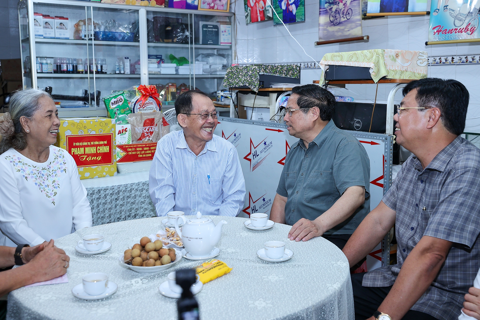 Thủ tướng tưởng niệm, tri ân các anh hùng liệt sĩ, người có công tại tỉnh An Giang- Ảnh 6. Thủ tướng tưởng niệm, tri ân các anh hùng liệt sĩ, người có công tại tỉnh An Giang- Ảnh 6.