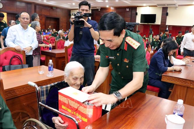 Đoàn công tác của Trung ương thăm gia đình chính sách, người có công với cách mạng tại Hà Tĩnh, Đắk Lắk- Ảnh 8. Đoàn công tác của Trung ương thăm gia đình chính sách, người có công với cách mạng tại Hà Tĩnh, Đắk Lắk- Ảnh 8.