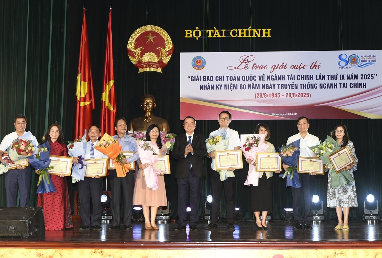 Trao Giải báo chí và khen thưởng công tác tuyên truyền về ngành Tài chính - Ảnh 1. Trao Giải báo chí và khen thưởng công tác tuyên truyền về ngành Tài chính - Ảnh 1.