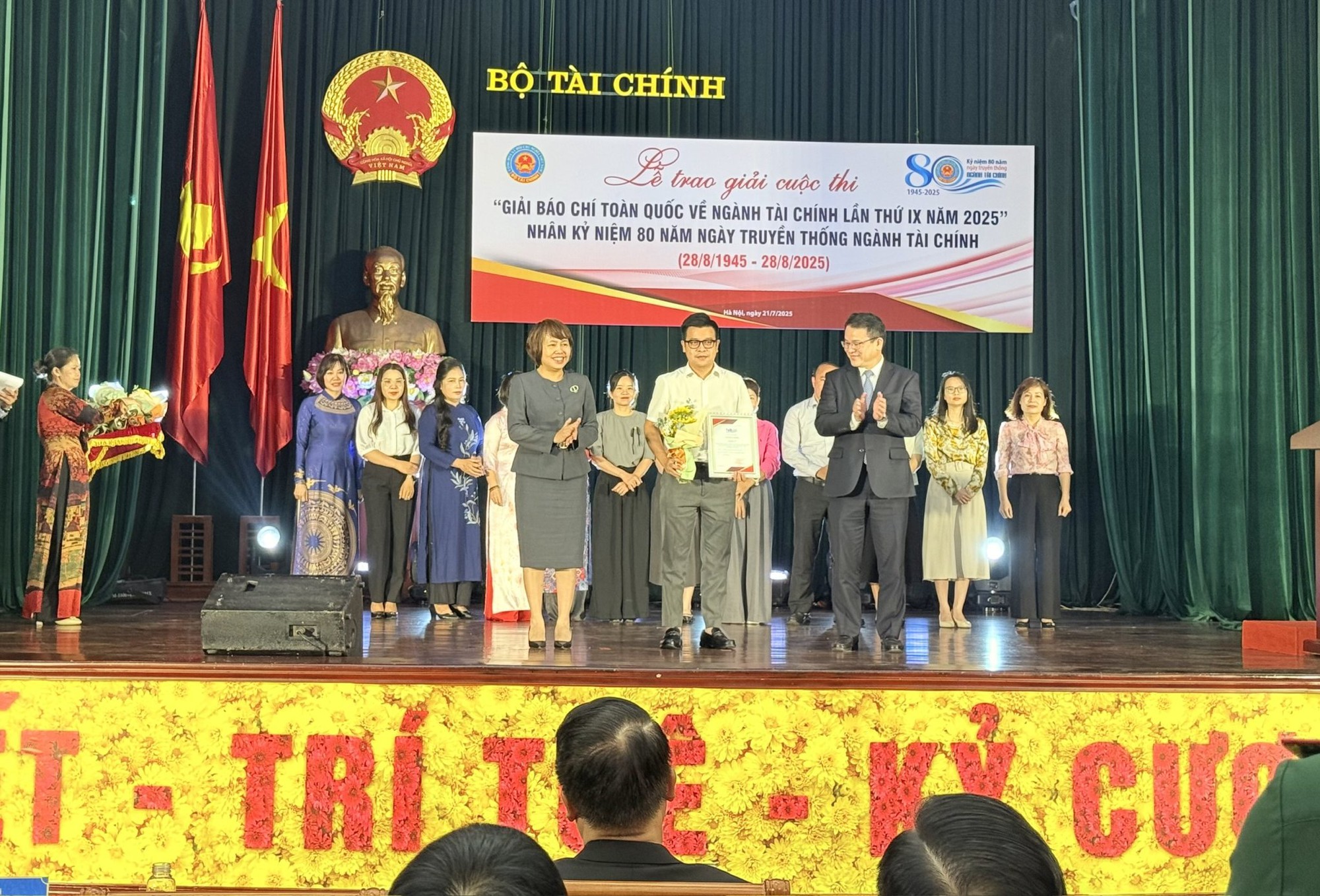 Trao Giải báo chí và khen thưởng công tác tuyên truyền về ngành Tài chính - Ảnh 4. Trao Giải báo chí và khen thưởng công tác tuyên truyền về ngành Tài chính - Ảnh 4.