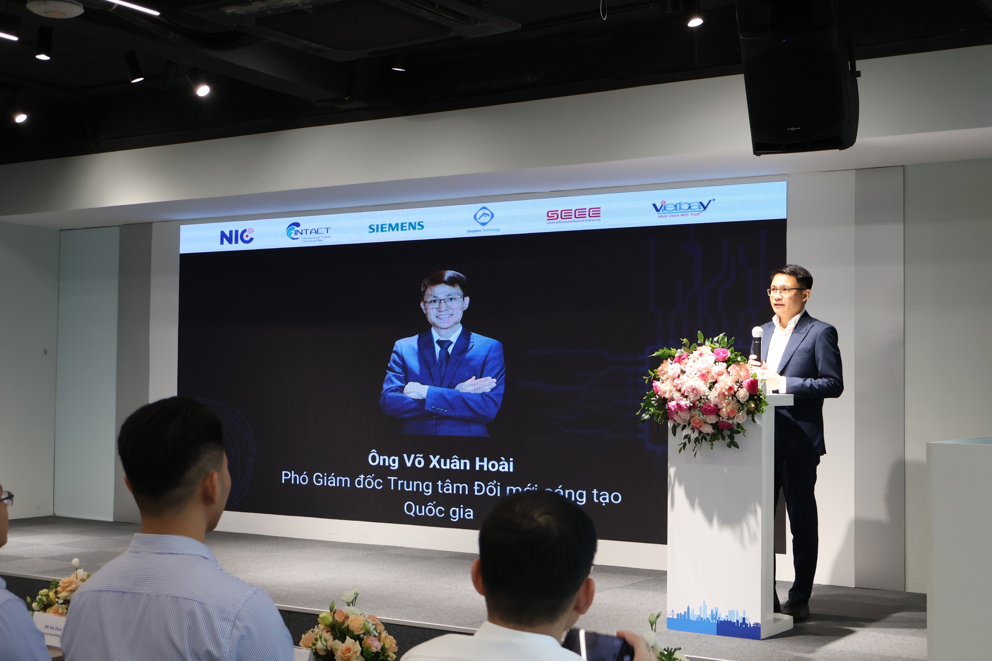 Thêm cơ hội du học ngành bán dẫn chất lượng cao cho sinh viên- Ảnh 1. Thêm cơ hội du học ngành bán dẫn chất lượng cao cho sinh viên- Ảnh 1.
