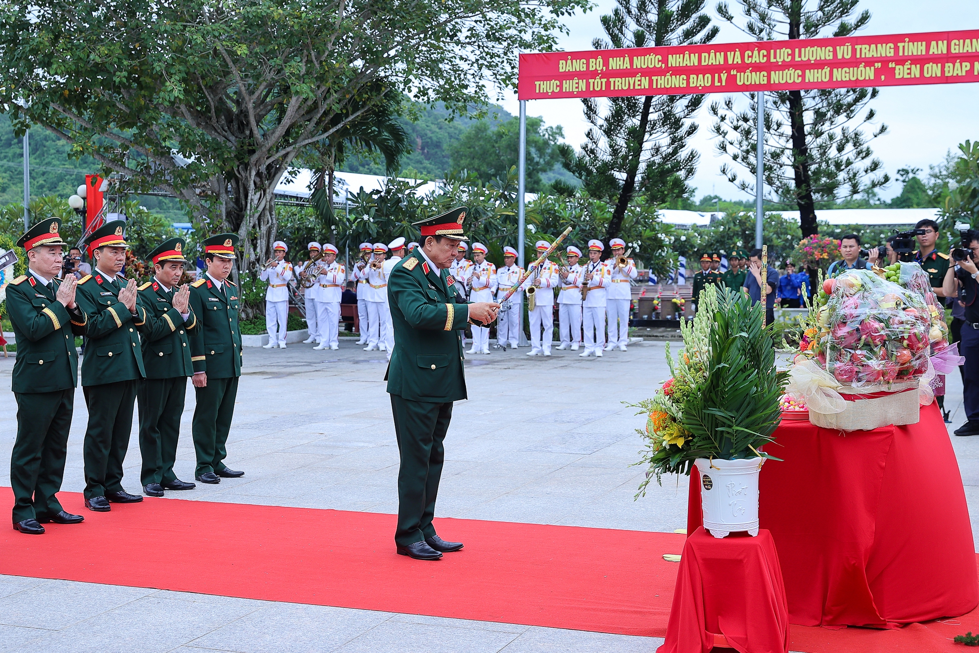 Thủ tướng: 'Tiếp tục làm hết sức mình để không một liệt sĩ nào bị lãng quên'- Ảnh 9. Thủ tướng: 'Tiếp tục làm hết sức mình để không một liệt sĩ nào bị lãng quên'- Ảnh 9.