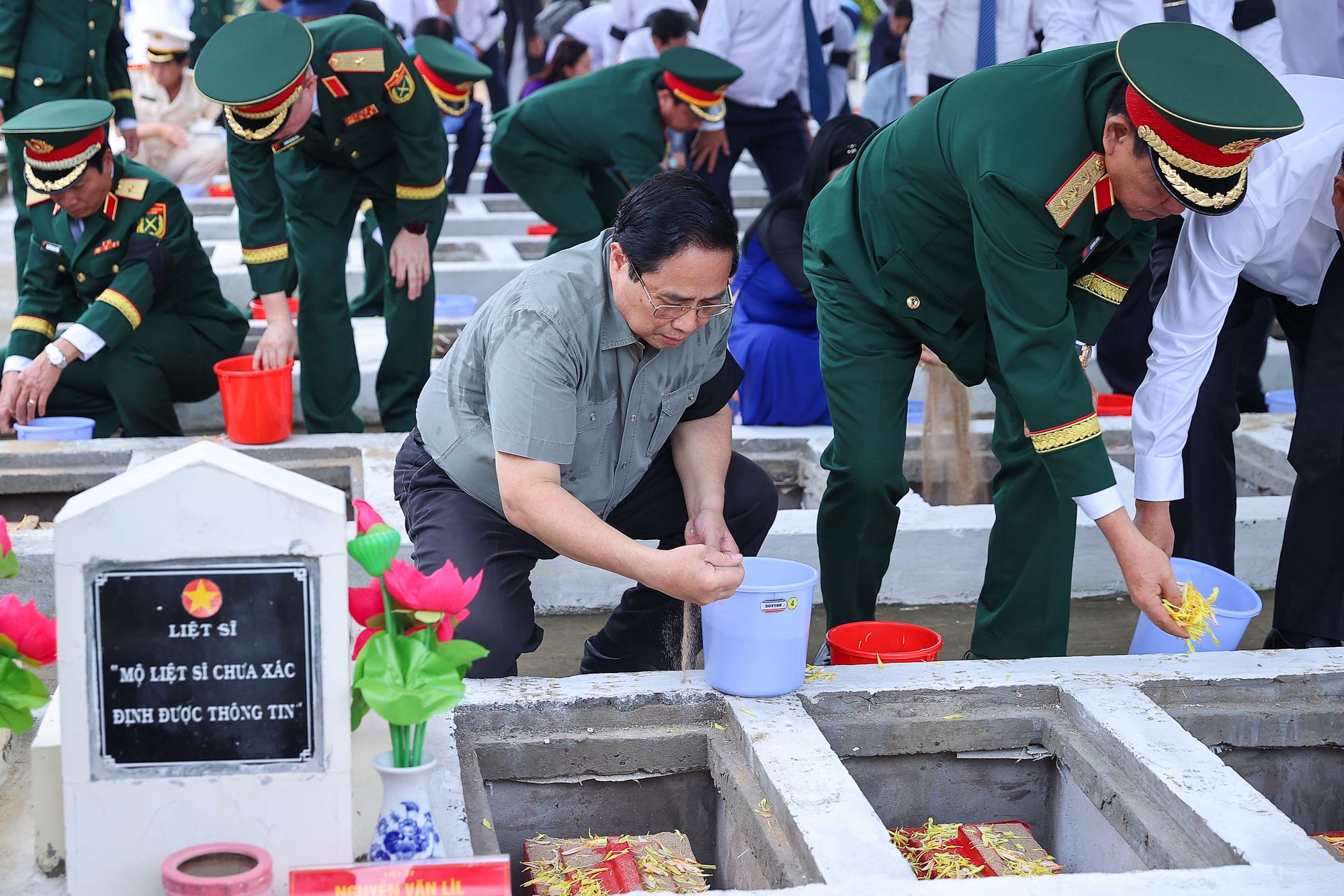 Thủ tướng: 'Tiếp tục làm hết sức mình để không một liệt sĩ nào bị lãng quên'- Ảnh 5. Thủ tướng: 'Tiếp tục làm hết sức mình để không một liệt sĩ nào bị lãng quên'- Ảnh 5.