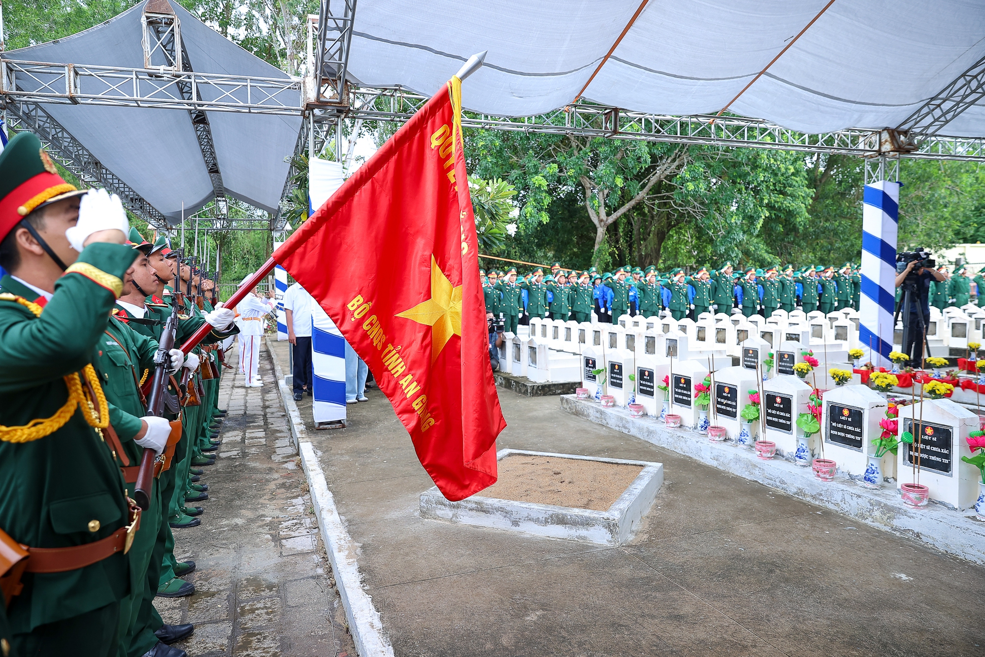 Thủ tướng: 'Tiếp tục làm hết sức mình để không một liệt sĩ nào bị lãng quên'- Ảnh 13. Thủ tướng: 'Tiếp tục làm hết sức mình để không một liệt sĩ nào bị lãng quên'- Ảnh 13.