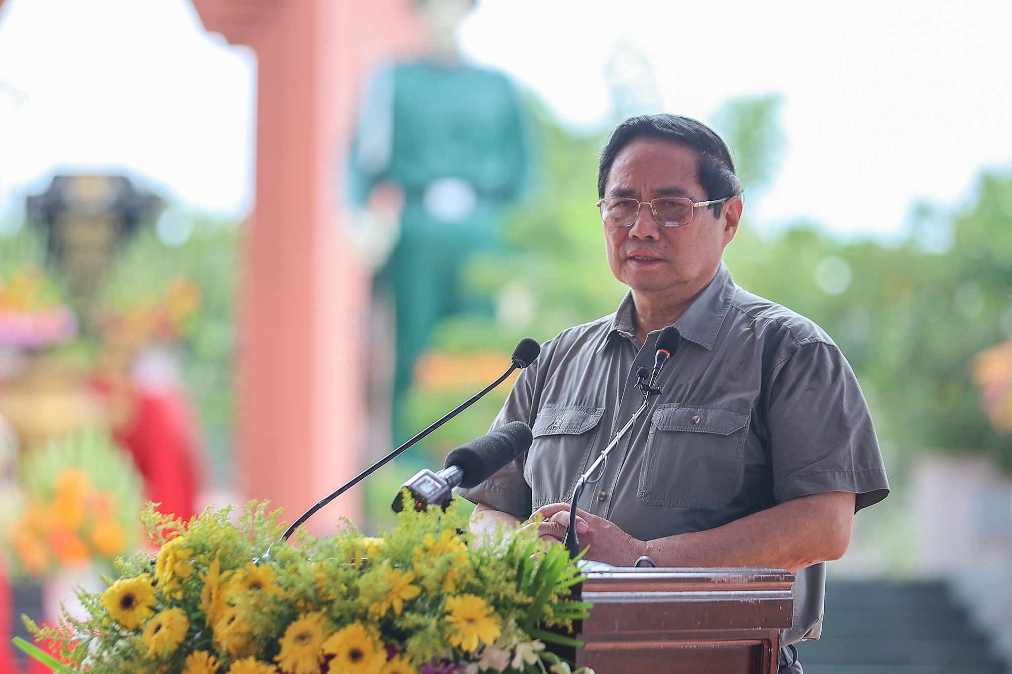 Thủ tướng: 'Tiếp tục làm hết sức mình để không một liệt sĩ nào bị lãng quên'- Ảnh 7. Thủ tướng: 'Tiếp tục làm hết sức mình để không một liệt sĩ nào bị lãng quên'- Ảnh 7.