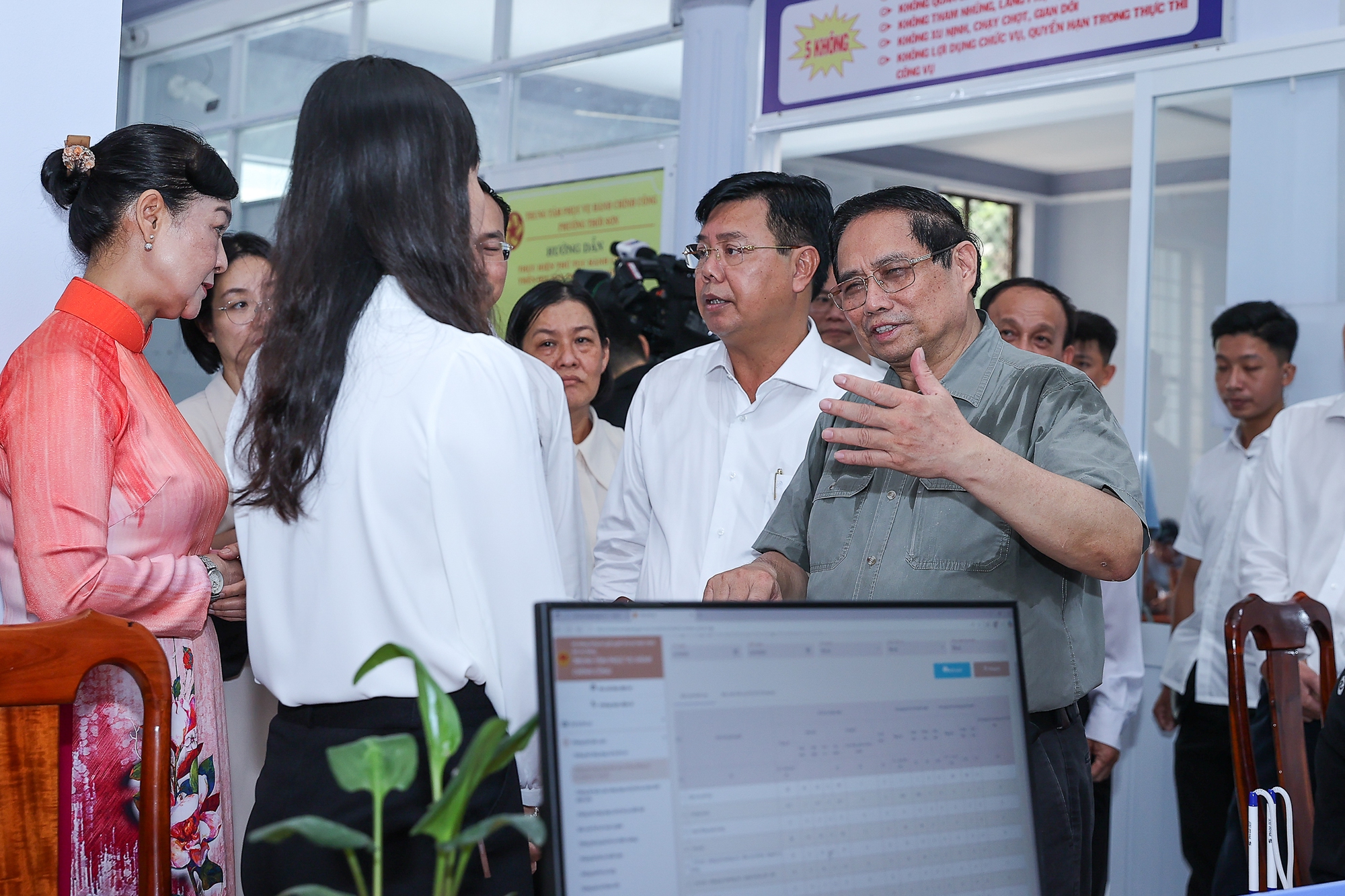Thủ tướng: Chuyển từ hành chính quản lý sang phục vụ nhân dân và kiến tạo phát triển- Ảnh 3. Thủ tướng: Chuyển từ hành chính quản lý sang phục vụ nhân dân và kiến tạo phát triển- Ảnh 3.