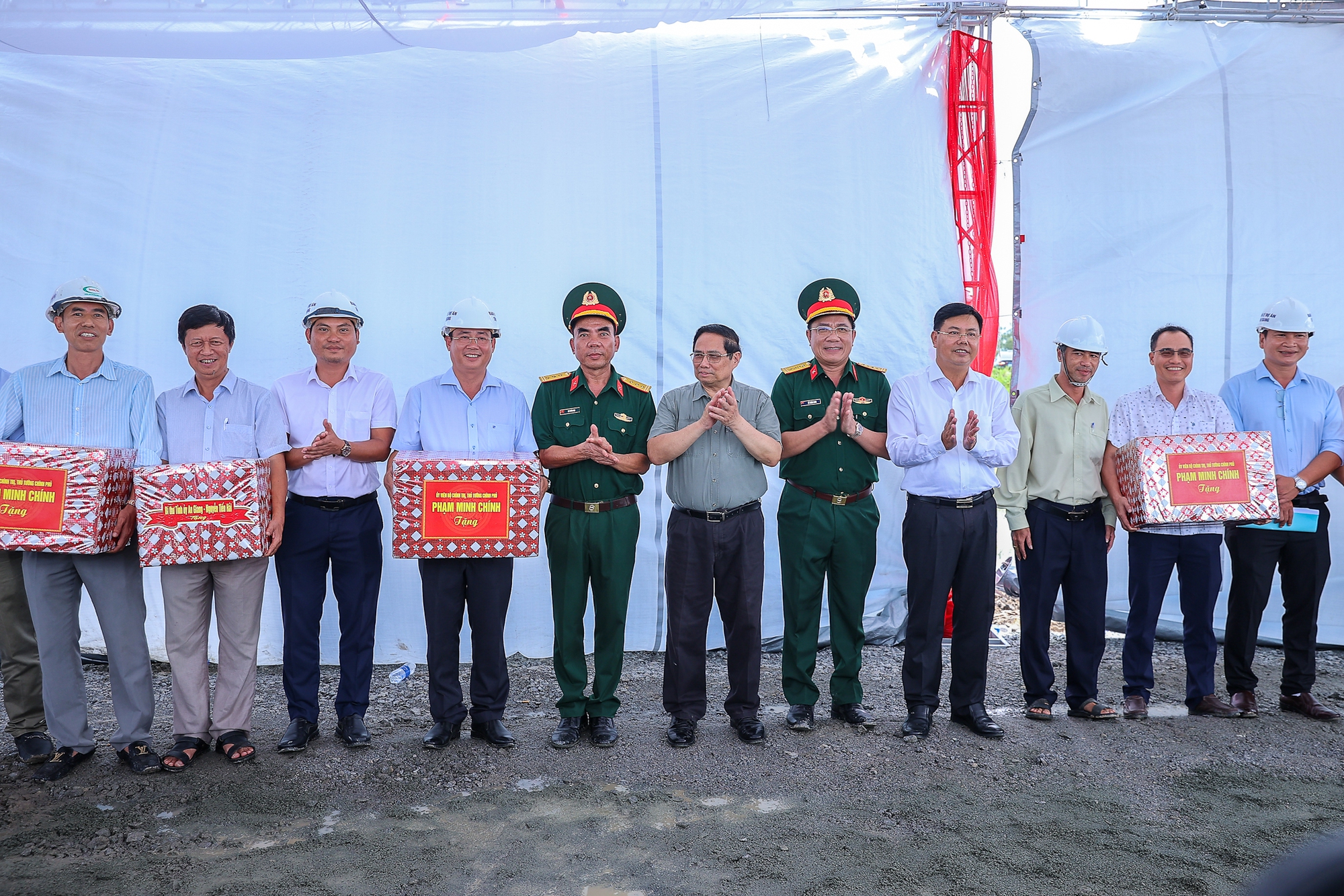 Thủ tướng kiểm tra công trường, chỉ đạo thông tuyến 2 dự án cao tốc tại ĐBSCL vào 19/12/2025- Ảnh 2. Thủ tướng kiểm tra công trường, chỉ đạo thông tuyến 2 dự án cao tốc tại ĐBSCL vào 19/12/2025- Ảnh 2.