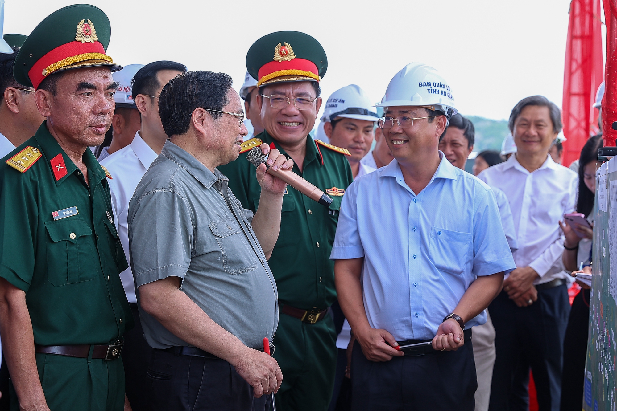 Thủ tướng kiểm tra công trường, chỉ đạo thông tuyến 2 dự án cao tốc tại ĐBSCL vào 19/12/2025- Ảnh 3. Thủ tướng kiểm tra công trường, chỉ đạo thông tuyến 2 dự án cao tốc tại ĐBSCL vào 19/12/2025- Ảnh 3.