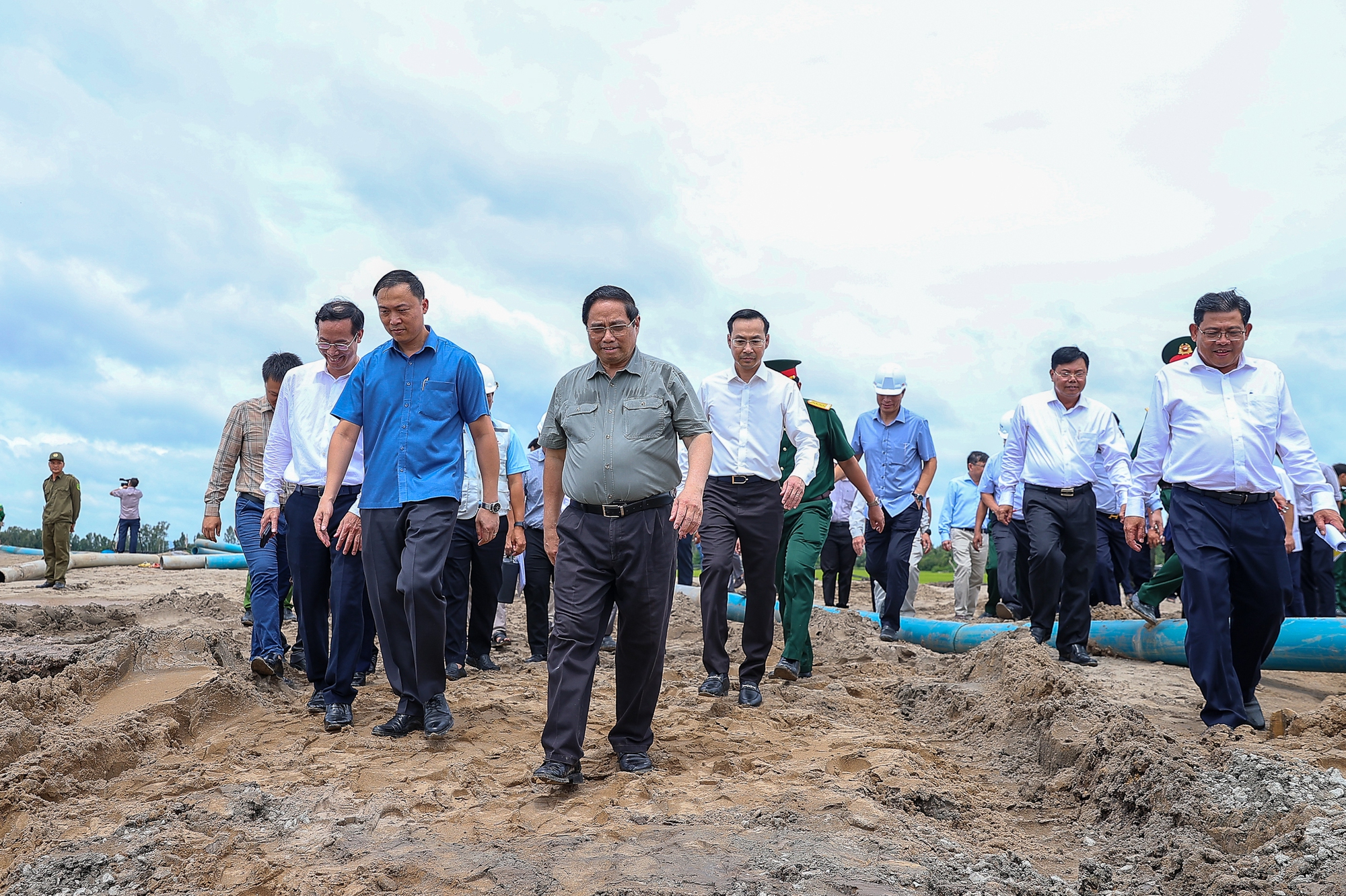 Thủ tướng kiểm tra công trường, chỉ đạo thông tuyến 2 dự án cao tốc tại ĐBSCL vào 19/12/2025- Ảnh 4. Thủ tướng kiểm tra công trường, chỉ đạo thông tuyến 2 dự án cao tốc tại ĐBSCL vào 19/12/2025- Ảnh 4.