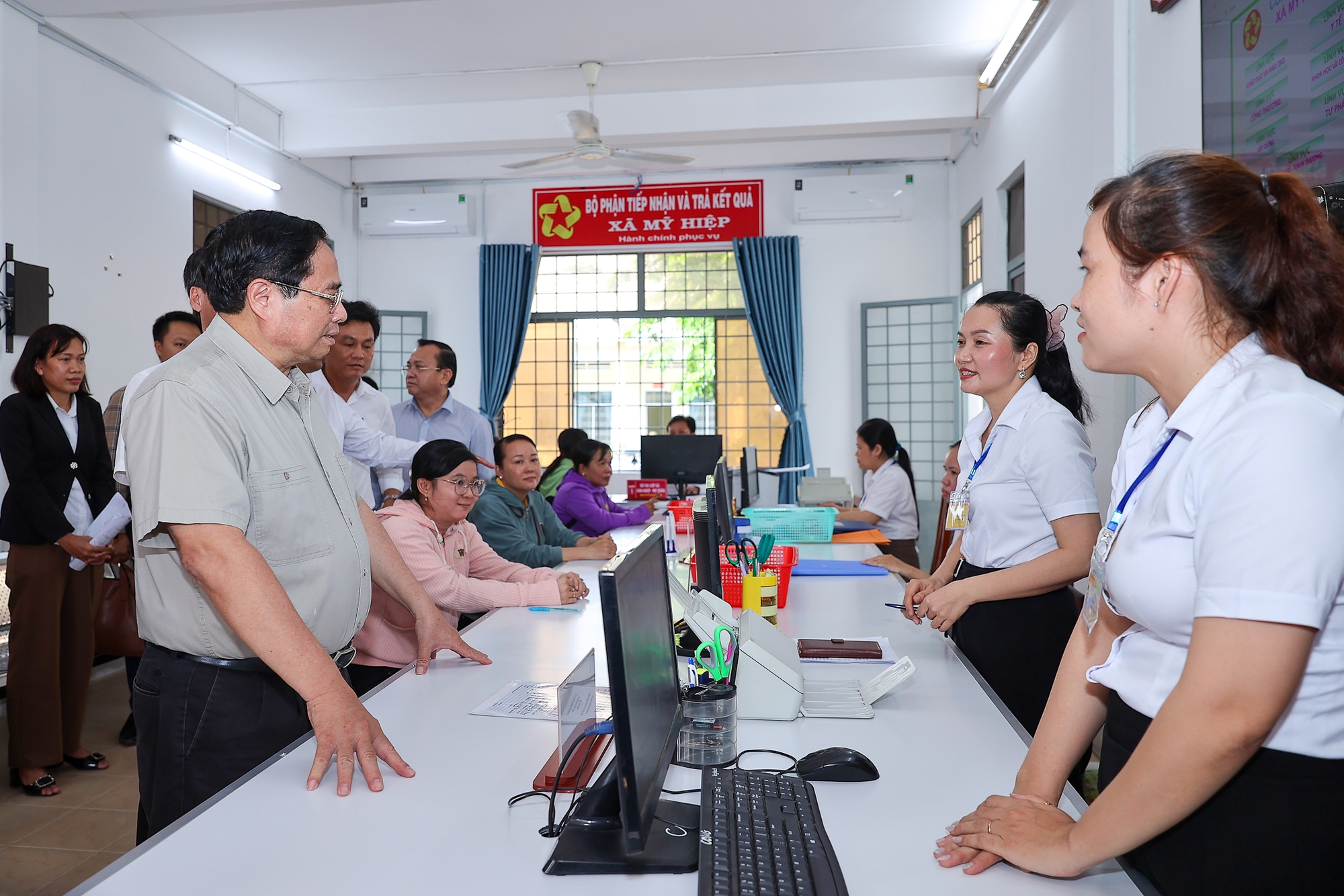 Thủ tướng: Chuyển từ hành chính quản lý sang phục vụ nhân dân và kiến tạo phát triển- Ảnh 4. Thủ tướng: Chuyển từ hành chính quản lý sang phục vụ nhân dân và kiến tạo phát triển- Ảnh 4.