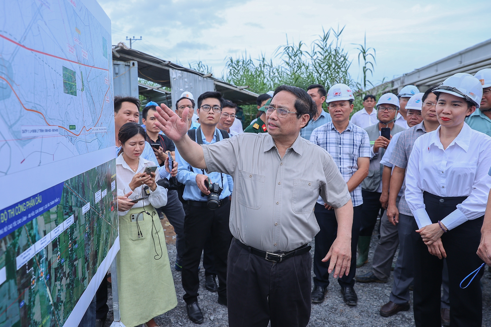Thủ tướng kiểm tra công trường, chỉ đạo thông tuyến 2 dự án cao tốc tại ĐBSCL vào 19/12/2025- Ảnh 6. Thủ tướng kiểm tra công trường, chỉ đạo thông tuyến 2 dự án cao tốc tại ĐBSCL vào 19/12/2025- Ảnh 6.