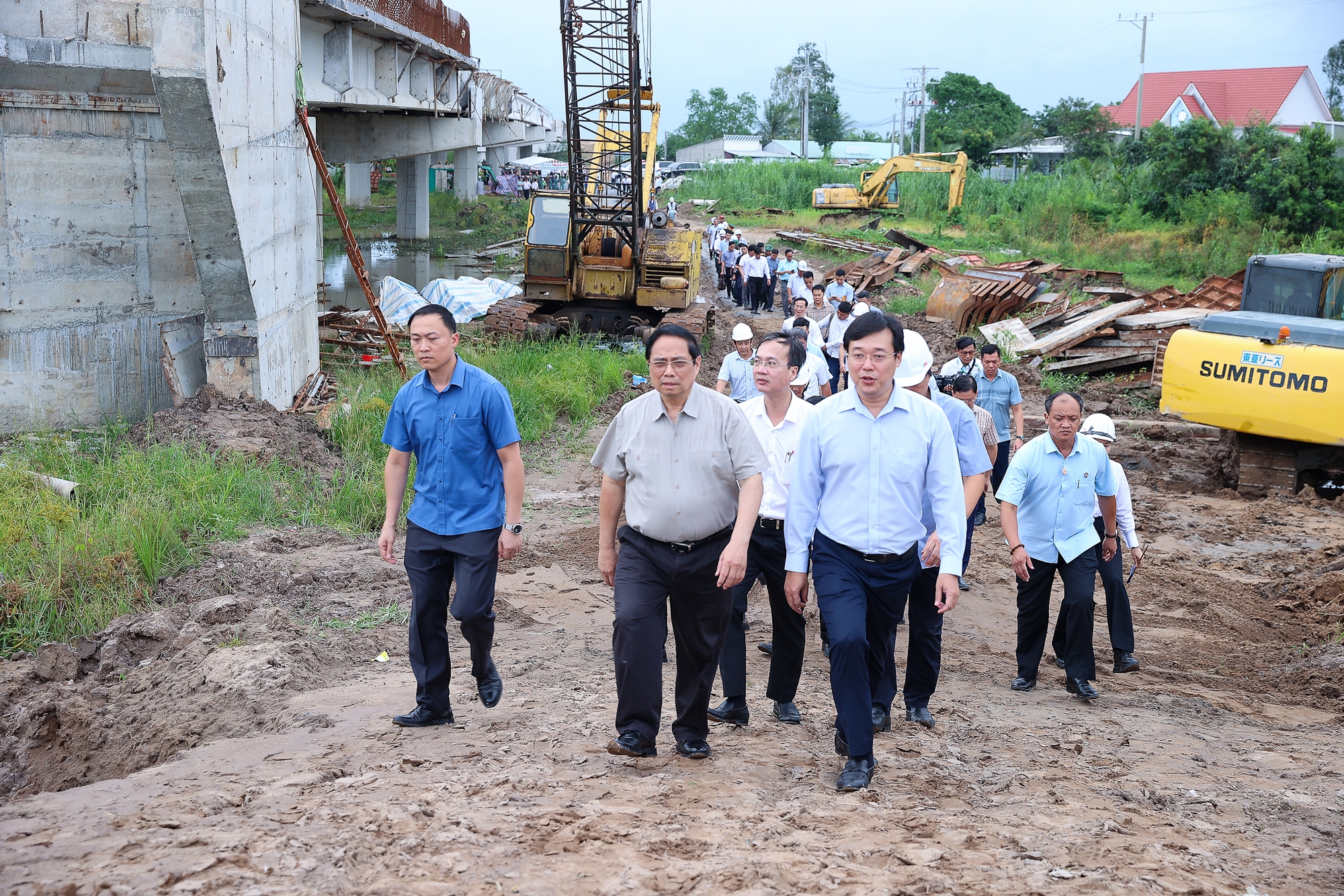 Thủ tướng kiểm tra công trường, chỉ đạo thông tuyến 2 dự án cao tốc tại ĐBSCL vào 19/12/2025- Ảnh 5. Thủ tướng kiểm tra công trường, chỉ đạo thông tuyến 2 dự án cao tốc tại ĐBSCL vào 19/12/2025- Ảnh 5.