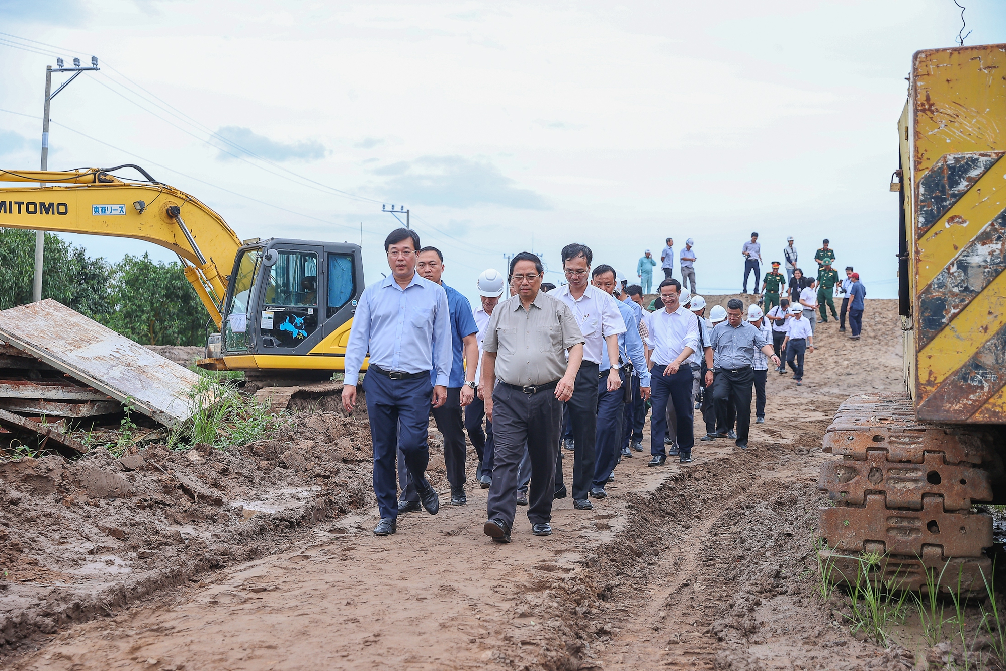 Thủ tướng kiểm tra công trường, chỉ đạo thông tuyến 2 dự án cao tốc tại ĐBSCL vào 19/12/2025- Ảnh 8. Thủ tướng kiểm tra công trường, chỉ đạo thông tuyến 2 dự án cao tốc tại ĐBSCL vào 19/12/2025- Ảnh 8.