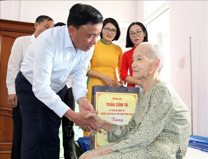 Thường trực Ban Bí thư thăm, tặng quà người có công ở Đà Nẵng- Ảnh 1.