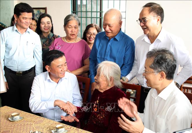 Thường trực Ban Bí thư thăm, tặng quà người có công ở Đà Nẵng- Ảnh 2.
