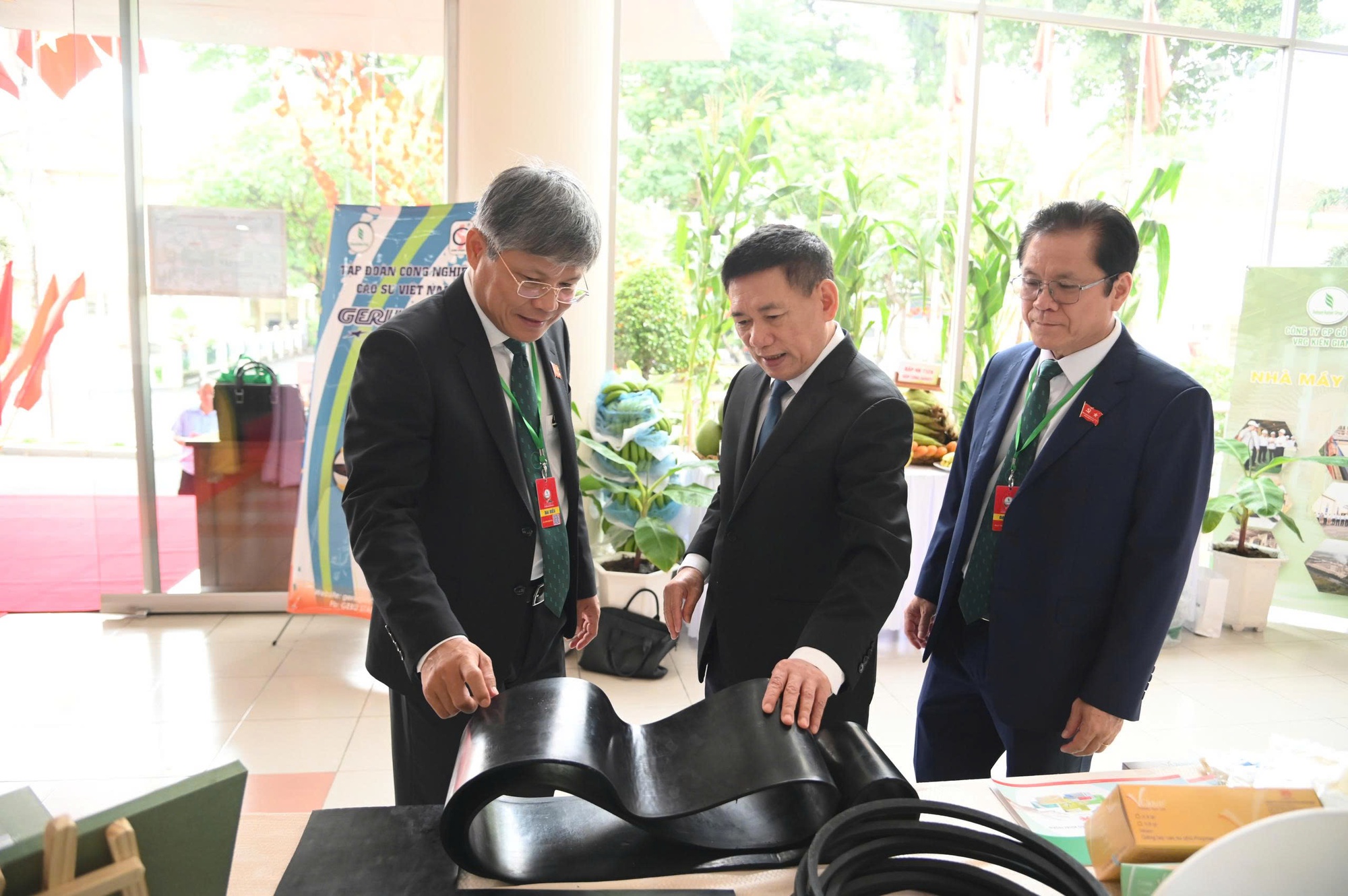 Phó Thủ tướng Hồ Đức Phớc dự Đại hội Đảng bộ Tập đoàn Công nghiệp Cao su Việt Nam- Ảnh 4. Phó Thủ tướng Hồ Đức Phớc dự Đại hội Đảng bộ Tập đoàn Công nghiệp Cao su Việt Nam- Ảnh 4.