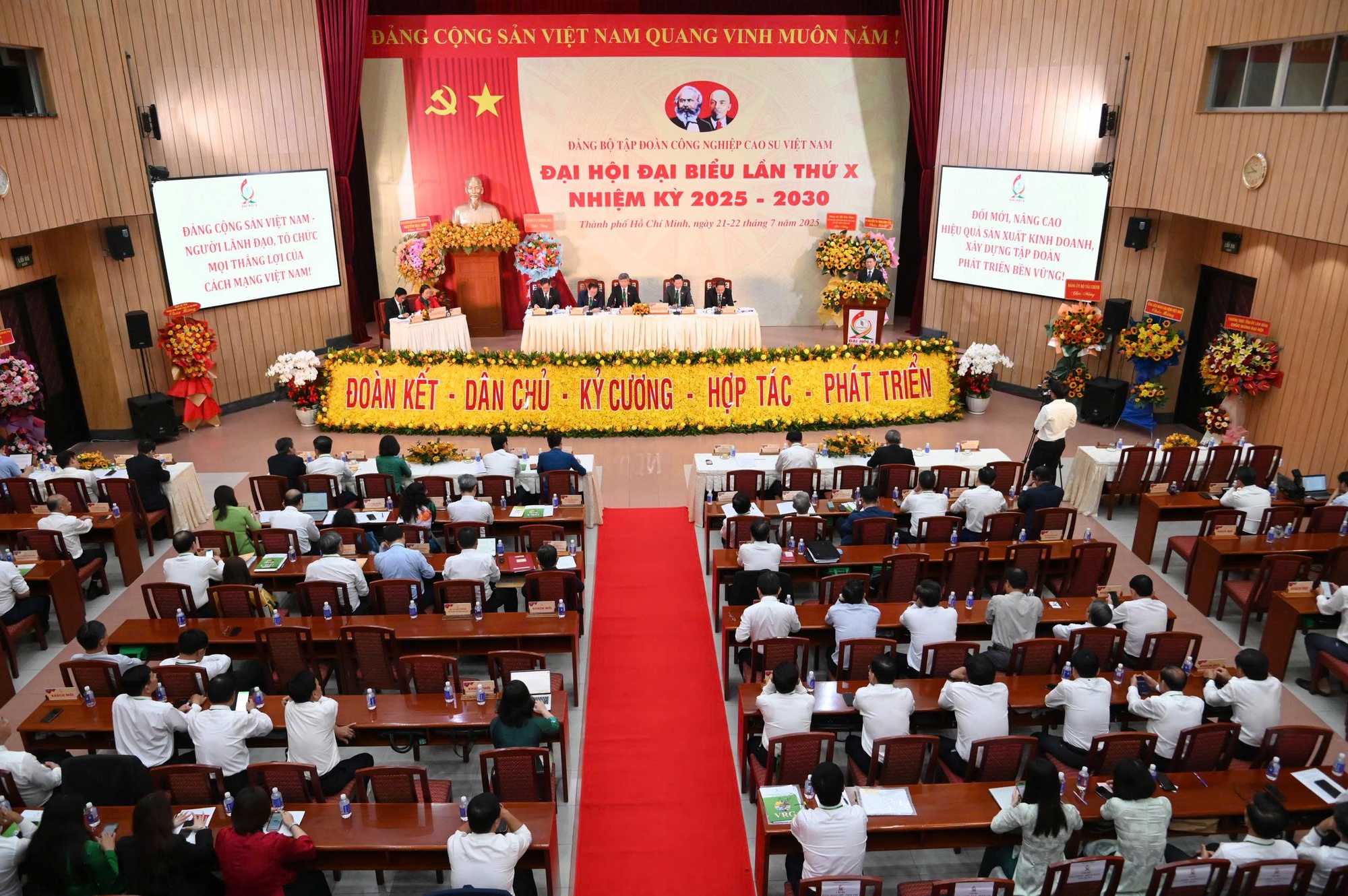 Phó Thủ tướng Hồ Đức Phớc dự Đại hội Đảng bộ Tập đoàn Công nghiệp Cao su Việt Nam- Ảnh 2. Phó Thủ tướng Hồ Đức Phớc dự Đại hội Đảng bộ Tập đoàn Công nghiệp Cao su Việt Nam- Ảnh 2.