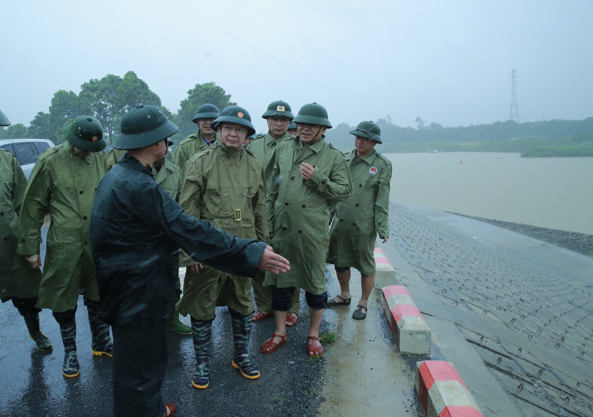 Phó Thủ tướng Trần Hồng Hà kiểm tra công tác phòng, chống bão số 3 tại các điểm xung yếu ở Thanh Hóa- Ảnh 1. Phó Thủ tướng Trần Hồng Hà kiểm tra công tác phòng, chống bão số 3 tại các điểm xung yếu ở Thanh Hóa- Ảnh 1.