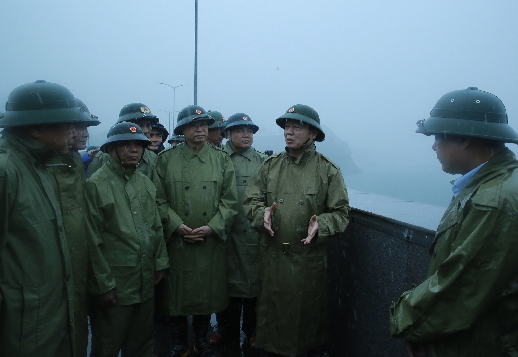 Phó Thủ tướng Trần Hồng Hà kiểm tra công tác phòng, chống bão số 3 tại các điểm xung yếu ở Thanh Hóa- Ảnh 3. Phó Thủ tướng Trần Hồng Hà kiểm tra công tác phòng, chống bão số 3 tại các điểm xung yếu ở Thanh Hóa- Ảnh 3.