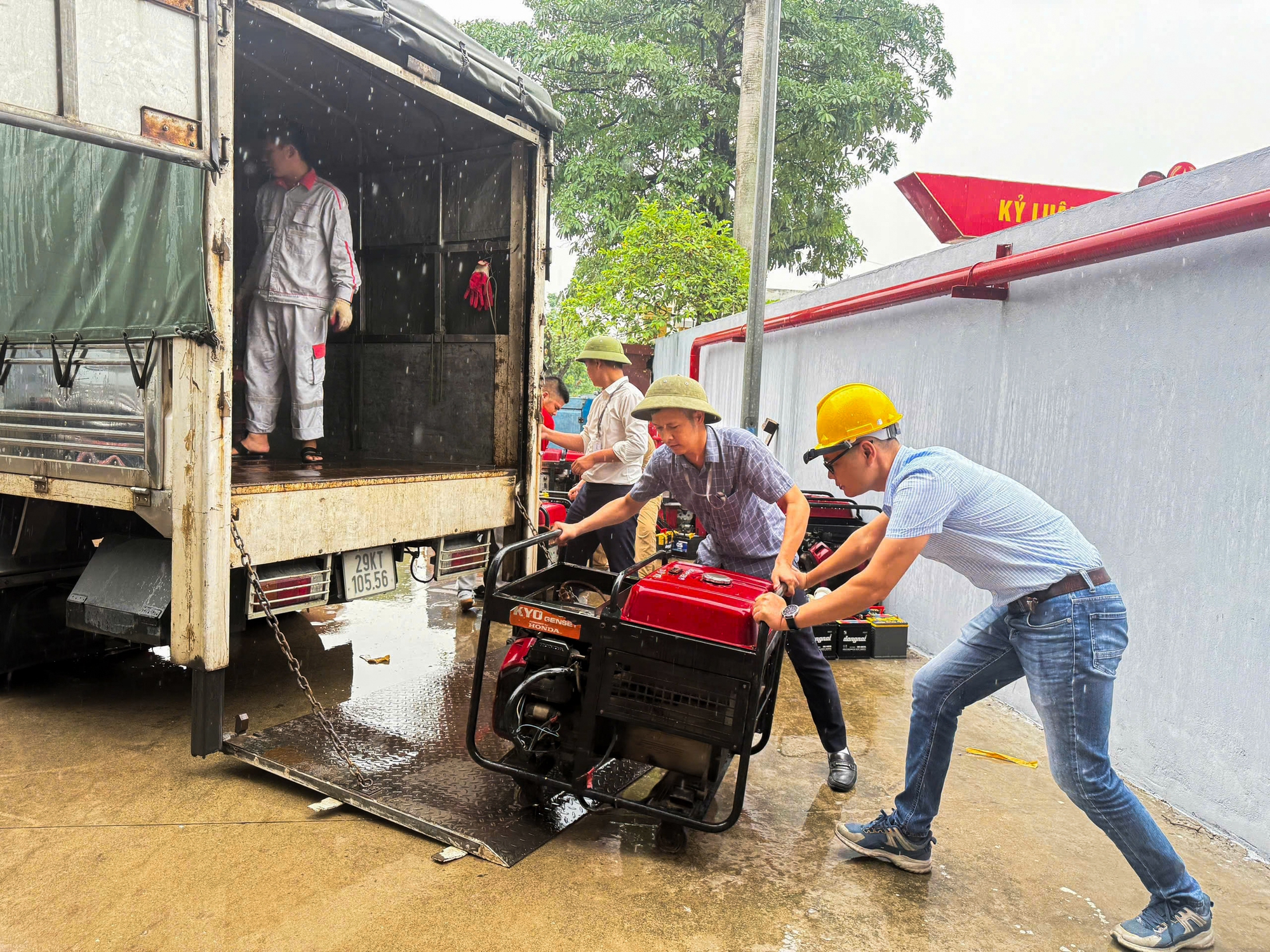 Các nhà mạng sẵn sàng phương án ứng phó bão số 3 (Wipha)- Ảnh 2. Các nhà mạng sẵn sàng phương án ứng phó bão số 3 (Wipha)- Ảnh 2.