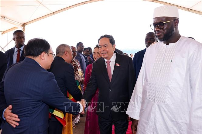 Chủ tịch Quốc hội Trần Thanh Mẫn và Phu nhân bắt đầu thăm chính thức Senegal- Ảnh 2. Chủ tịch Quốc hội Trần Thanh Mẫn và Phu nhân bắt đầu thăm chính thức Senegal- Ảnh 2.