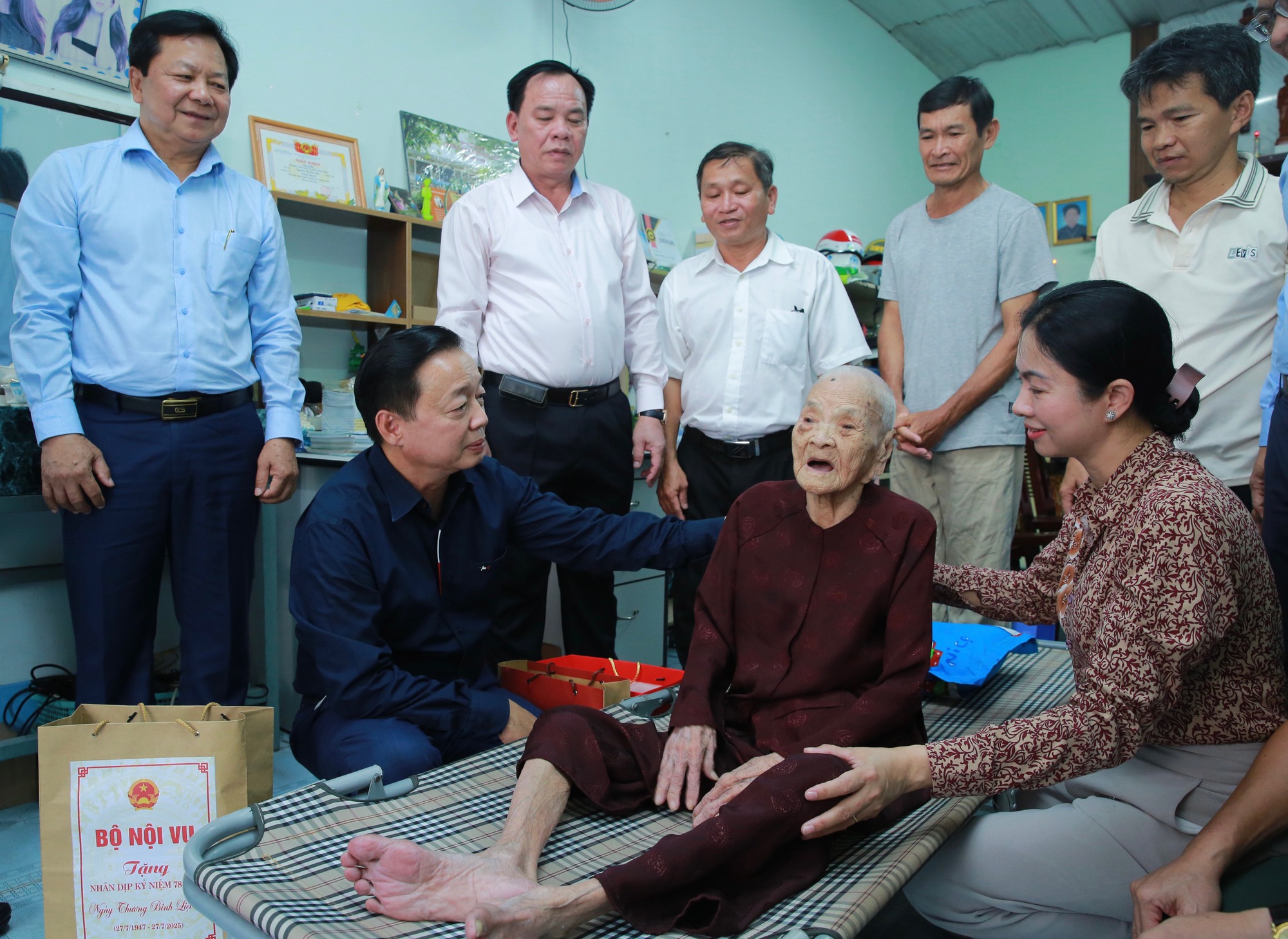 Phó Thủ tướng Trần Hồng Hà thăm, tặng quà gia đình người có công tại Biên Hòa, Đồng Nai nhân dịp 27/7- Ảnh 1. Phó Thủ tướng Trần Hồng Hà thăm, tặng quà gia đình người có công tại Biên Hòa, Đồng Nai nhân dịp 27/7- Ảnh 1.