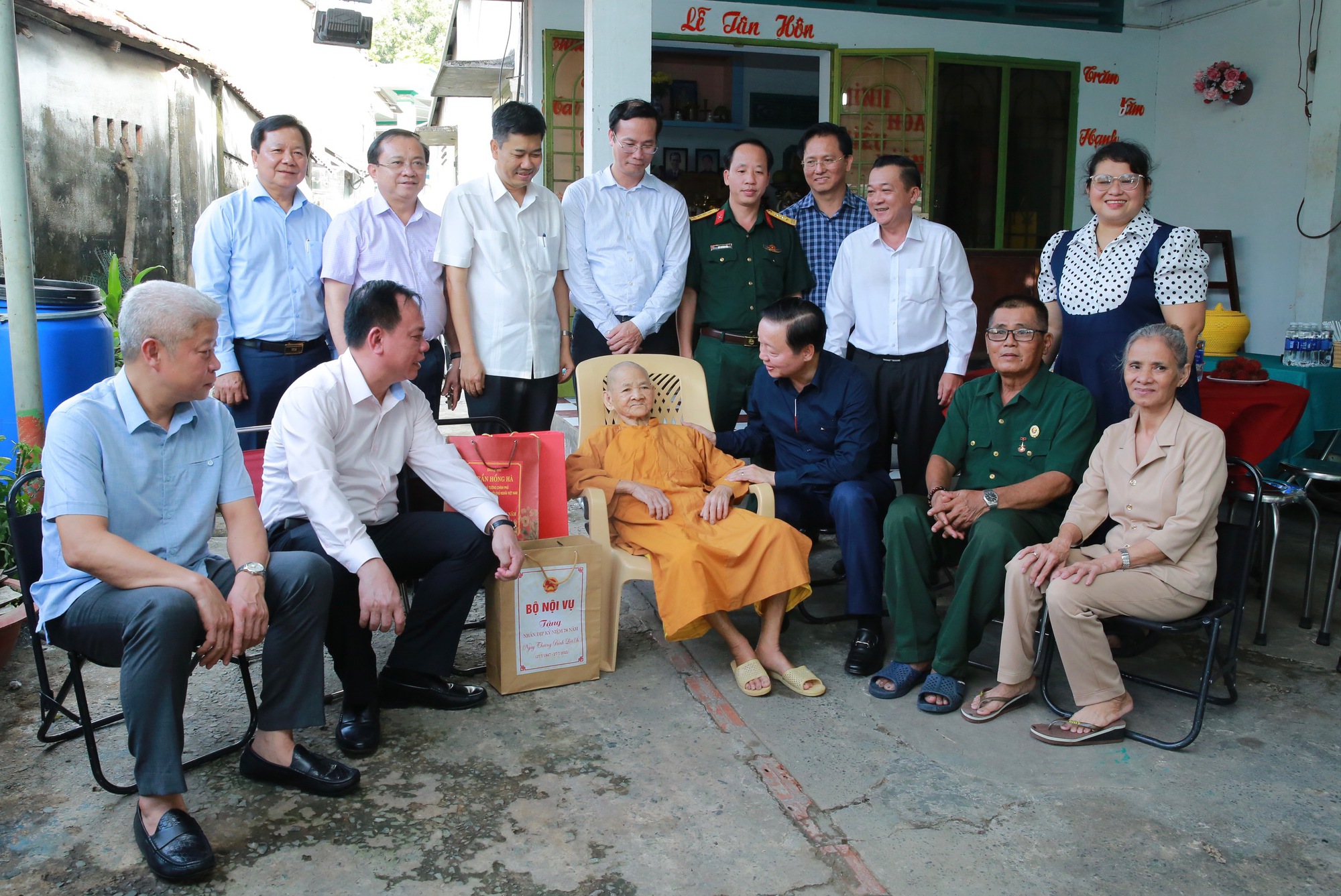Phó Thủ tướng Trần Hồng Hà thăm, tặng quà gia đình người có công tại Biên Hòa, Đồng Nai nhân dịp 27/7- Ảnh 4. Phó Thủ tướng Trần Hồng Hà thăm, tặng quà gia đình người có công tại Biên Hòa, Đồng Nai nhân dịp 27/7- Ảnh 4.