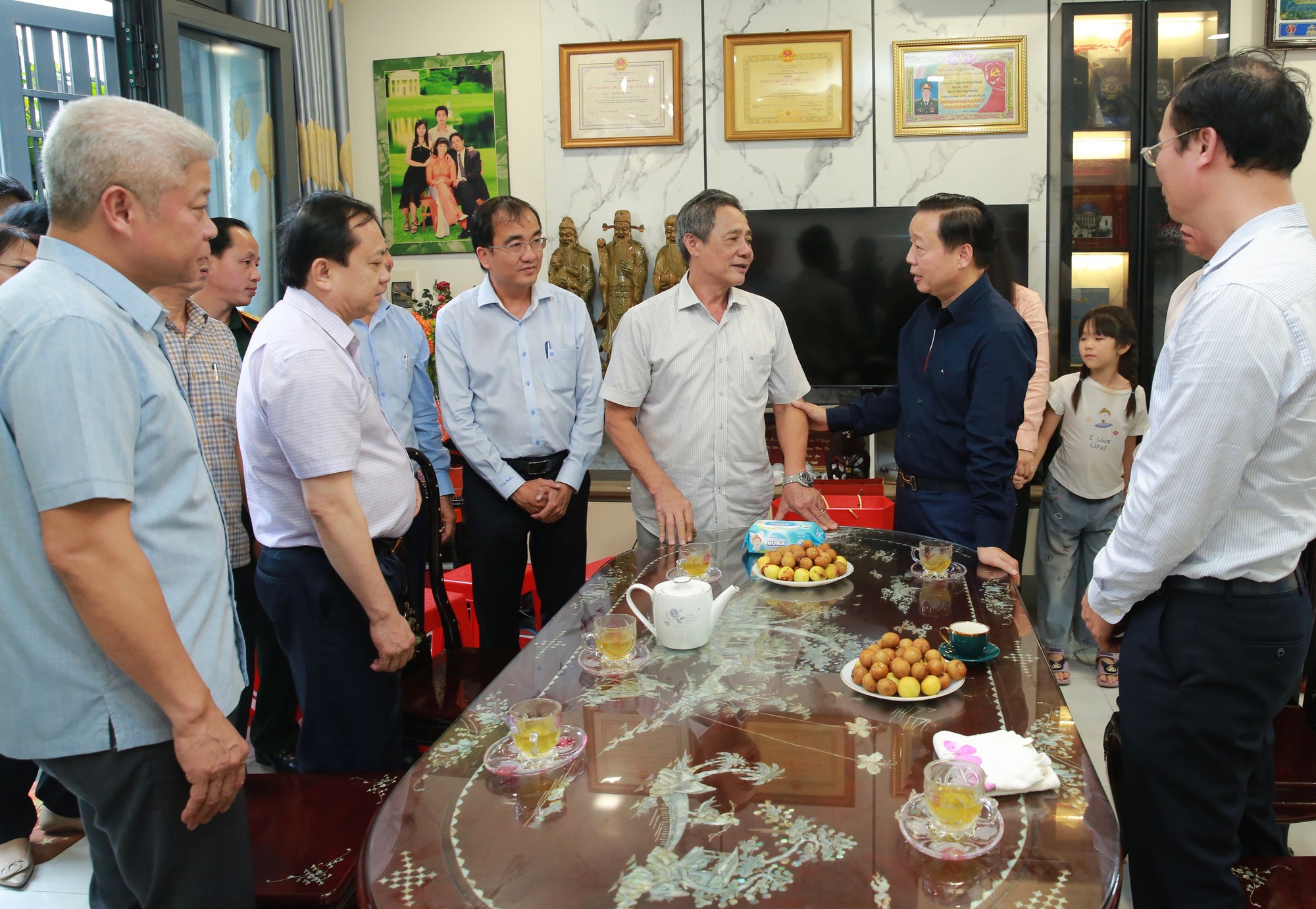 Phó Thủ tướng Trần Hồng Hà thăm, tặng quà gia đình người có công tại Biên Hòa, Đồng Nai nhân dịp 27/7- Ảnh 2. Phó Thủ tướng Trần Hồng Hà thăm, tặng quà gia đình người có công tại Biên Hòa, Đồng Nai nhân dịp 27/7- Ảnh 2.