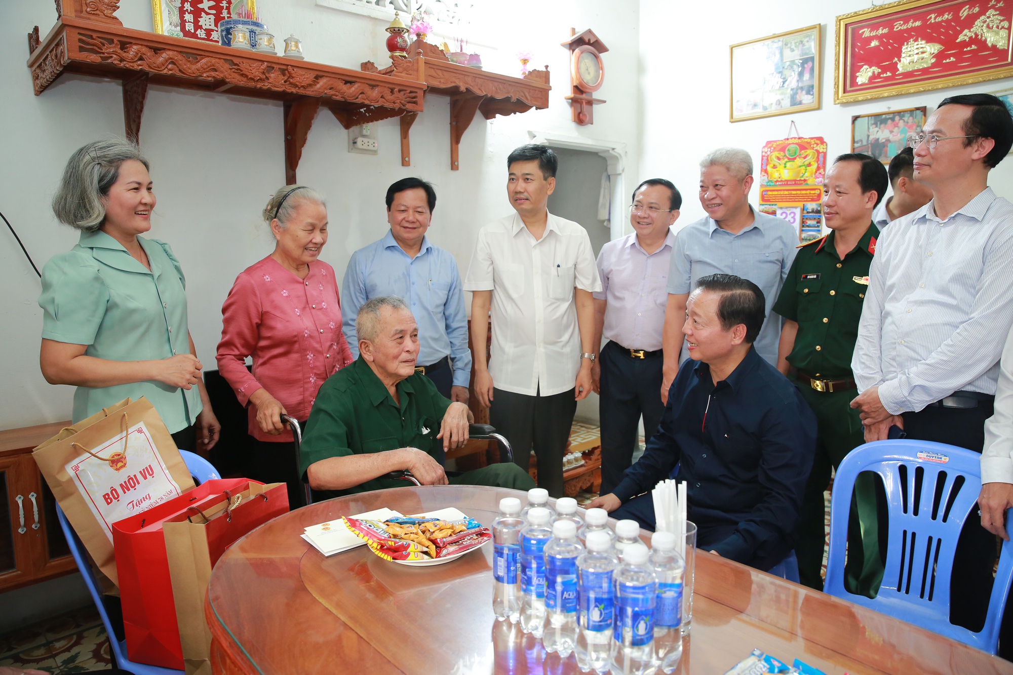 Phó Thủ tướng Trần Hồng Hà thăm, tặng quà gia đình người có công tại Biên Hòa, Đồng Nai nhân dịp 27/7- Ảnh 5. Phó Thủ tướng Trần Hồng Hà thăm, tặng quà gia đình người có công tại Biên Hòa, Đồng Nai nhân dịp 27/7- Ảnh 5.