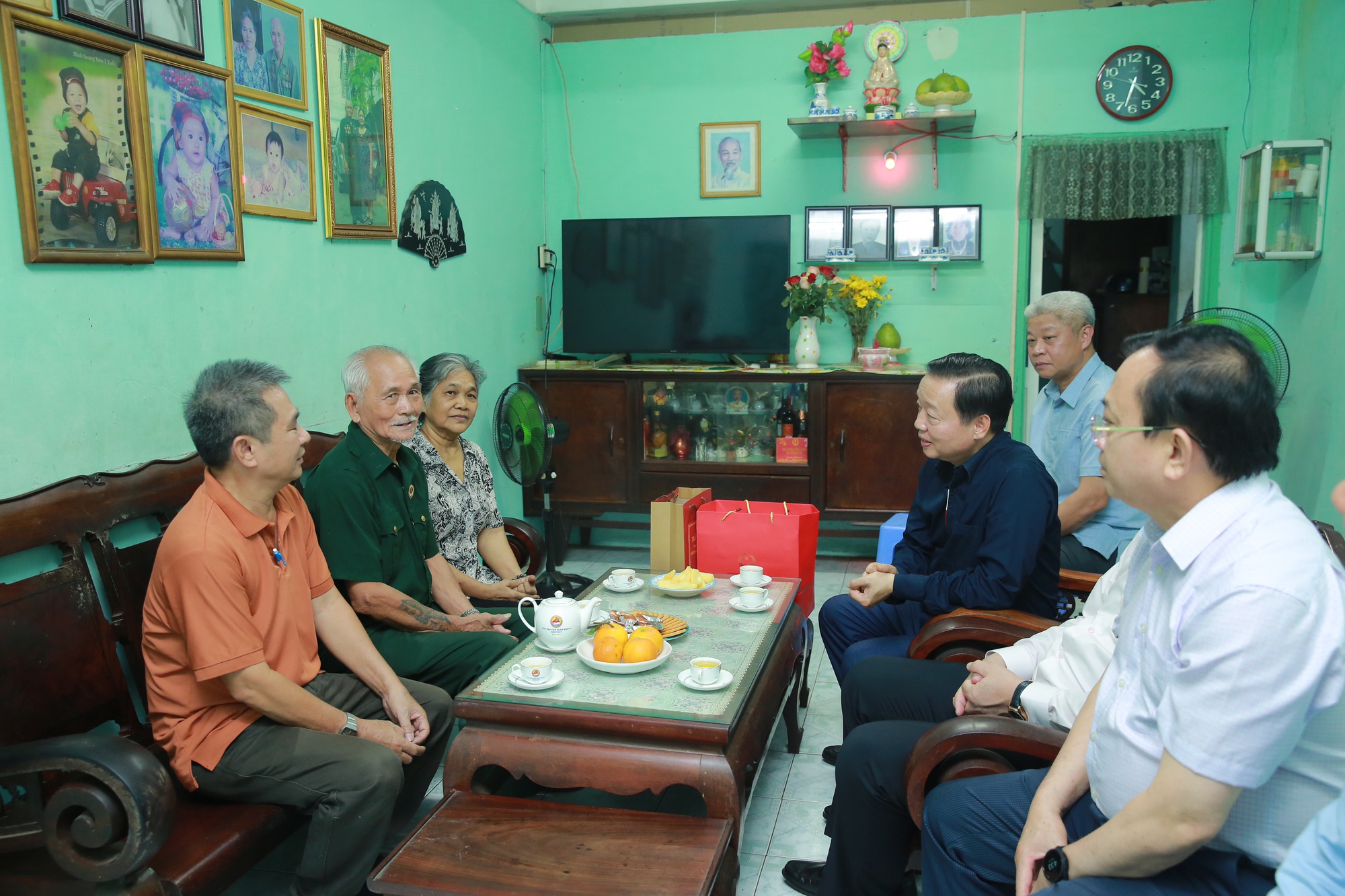 Phó Thủ tướng Trần Hồng Hà thăm, tặng quà gia đình người có công tại Biên Hòa, Đồng Nai nhân dịp 27/7- Ảnh 3. Phó Thủ tướng Trần Hồng Hà thăm, tặng quà gia đình người có công tại Biên Hòa, Đồng Nai nhân dịp 27/7- Ảnh 3.