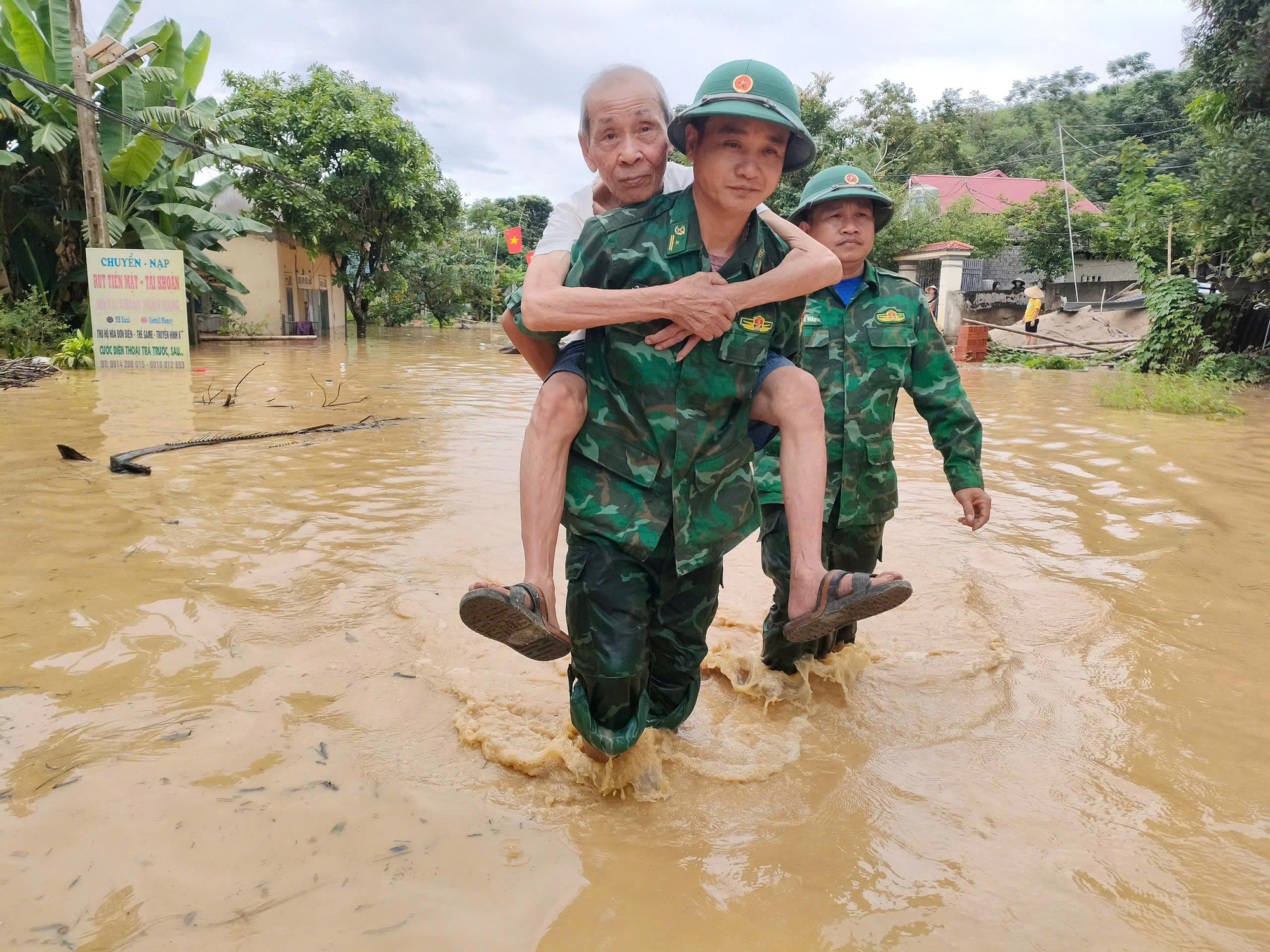 Mưa lũ nghiêm trọng chia cắt nhiều đồn biên phòng và xã biên giới Nghệ An- Ảnh 1. Mưa lũ nghiêm trọng chia cắt nhiều đồn biên phòng và xã biên giới Nghệ An- Ảnh 1.