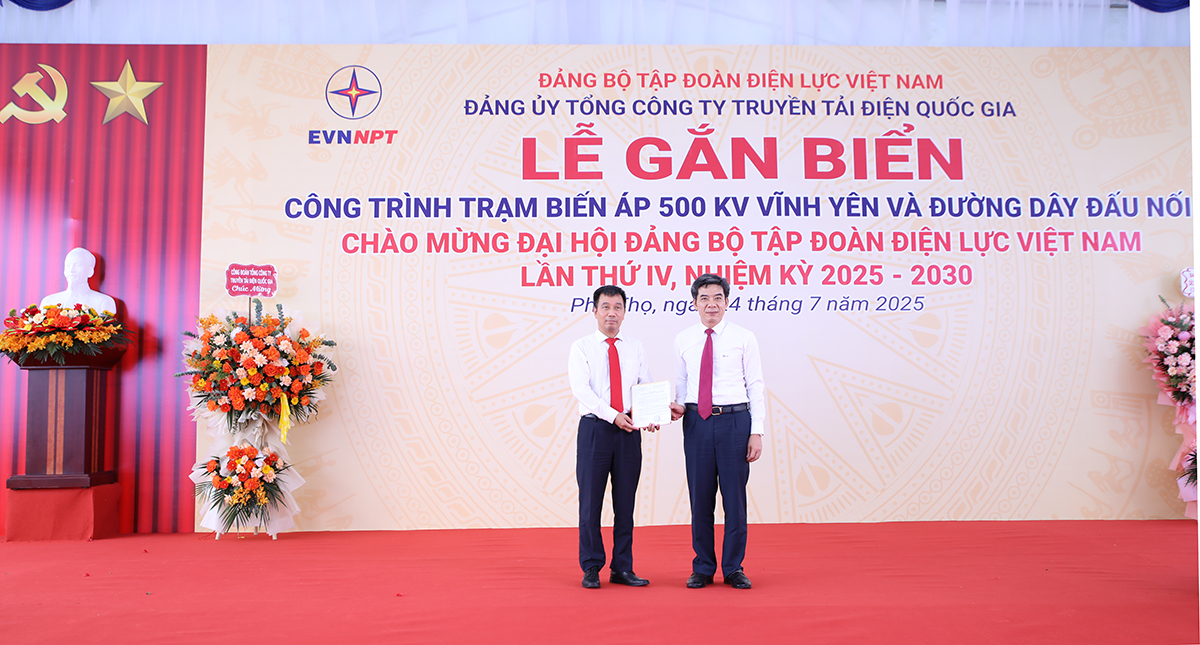 Gắn biển công trình chào mừng Đại hội Đảng bộ EVN lần thứ IV- Ảnh 1. Gắn biển công trình chào mừng Đại hội Đảng bộ EVN lần thứ IV- Ảnh 1.