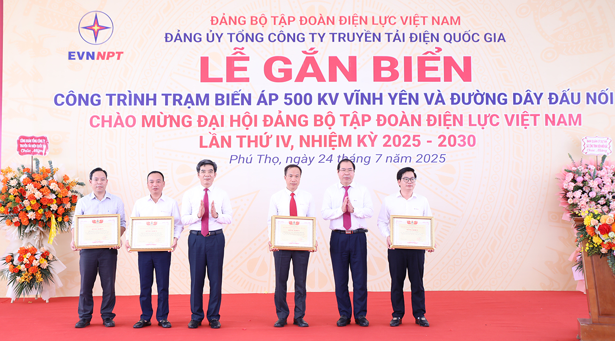 Gắn biển công trình chào mừng Đại hội Đảng bộ EVN lần thứ IV- Ảnh 3. Gắn biển công trình chào mừng Đại hội Đảng bộ EVN lần thứ IV- Ảnh 3.