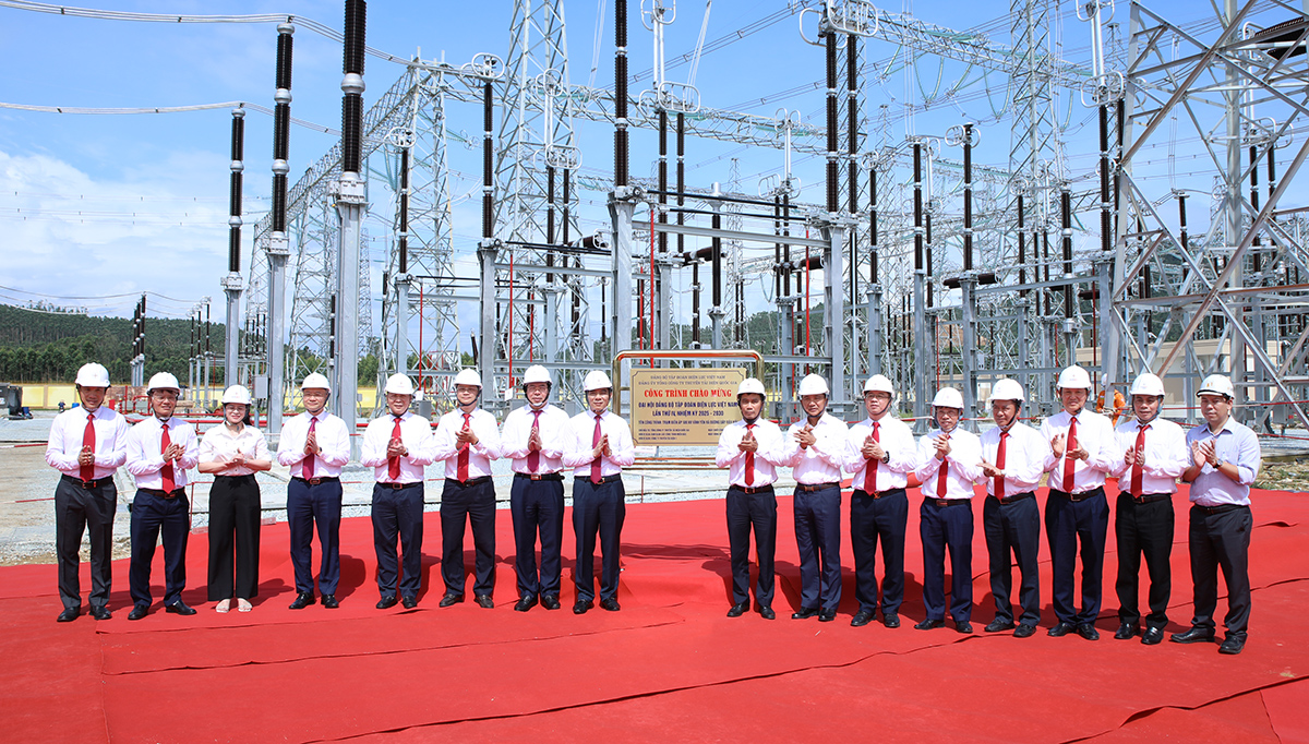 Gắn biển công trình chào mừng Đại hội Đảng bộ EVN lần thứ IV- Ảnh 2. Gắn biển công trình chào mừng Đại hội Đảng bộ EVN lần thứ IV- Ảnh 2.