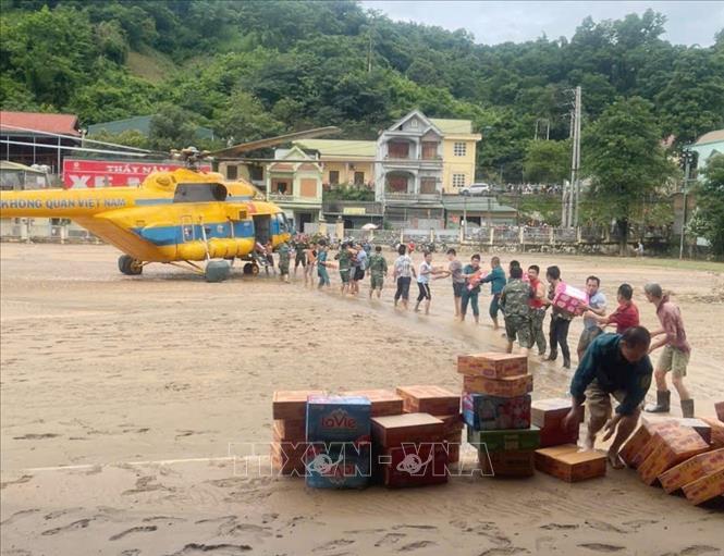 Quân đội điều động máy bay trực thăng chuyển hàng cứu trợ vào Nghệ An- Ảnh 1. Quân đội điều động máy bay trực thăng chuyển hàng cứu trợ vào Nghệ An- Ảnh 1.