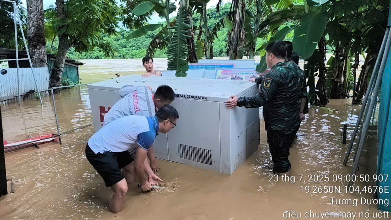 Viettel hỗ trợ khách hàng tại Nghệ An bị cô lập do lũ lụt duy trì liên lạc- Ảnh 1.