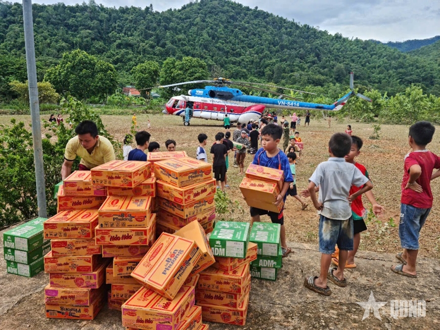 Bộ Quốc phòng tiếp tục huy động trực thăng mang hàng cứu trợ vùng lũ Nghệ An- Ảnh 1. Bộ Quốc phòng tiếp tục huy động trực thăng mang hàng cứu trợ vùng lũ Nghệ An- Ảnh 1.