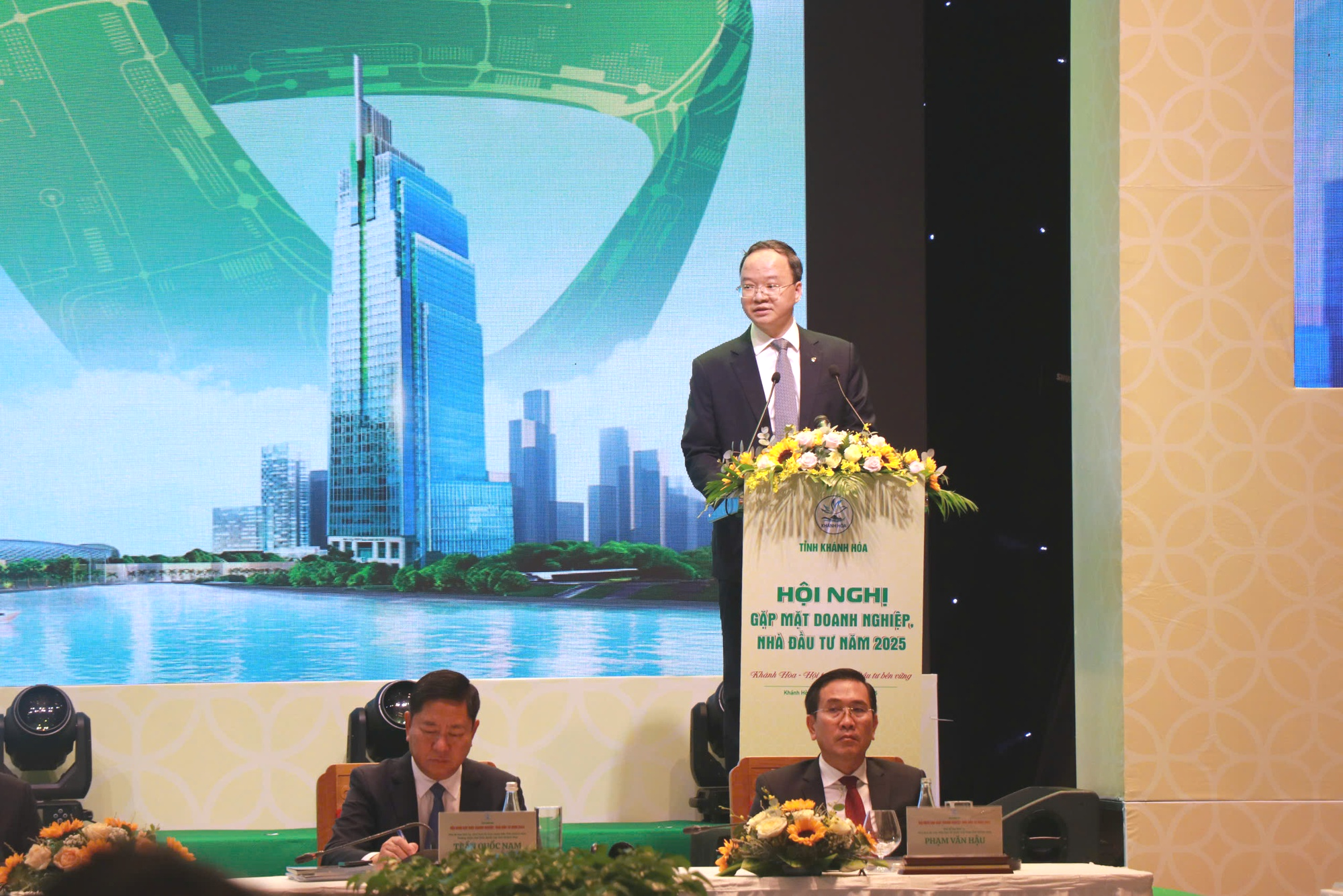 Từ 'Cà phê doanh nhân' đến tín dụng 50.000 tỷ: Khánh Hòa hành động để thu hút đầu tư dài hạn- Ảnh 2. Từ 'Cà phê doanh nhân' đến tín dụng 50.000 tỷ: Khánh Hòa hành động để thu hút đầu tư dài hạn- Ảnh 2.